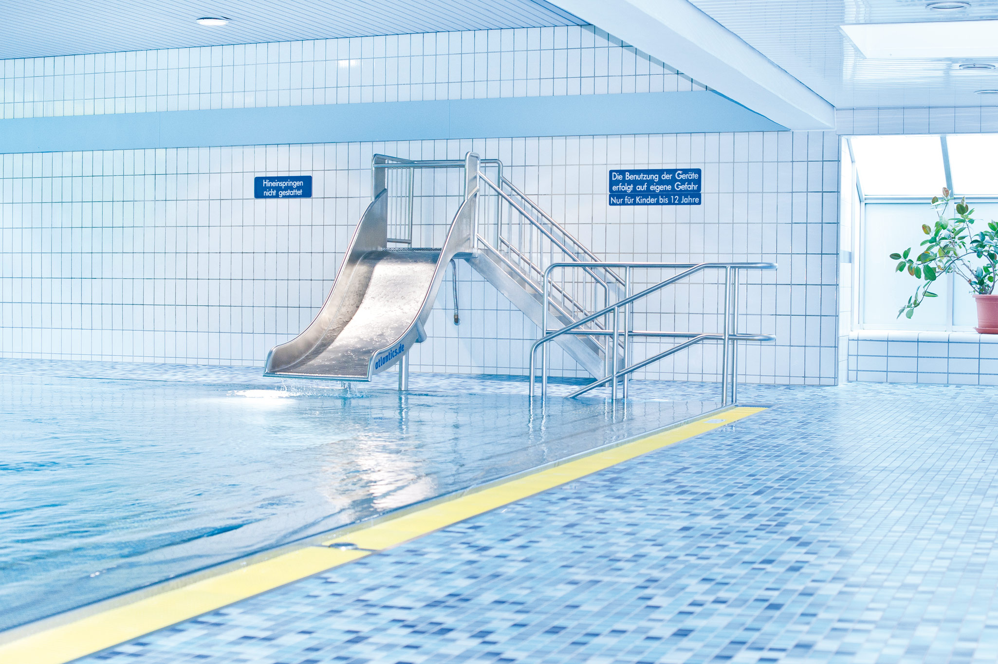 Hallenbathroomslide atlantics stainless steel slides indoor pool buettgen northrhein westfalen indoorwater boxwater pool 096888