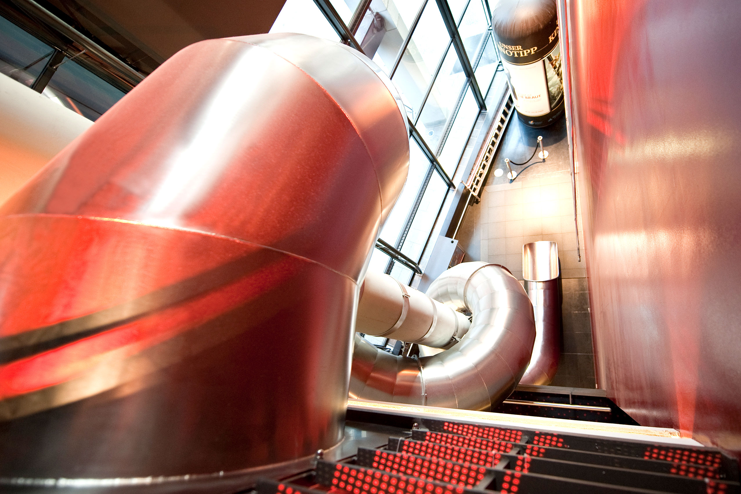 atlantics Edelstahlrutsche im Kino Cinemaxx Berlin im Foyer