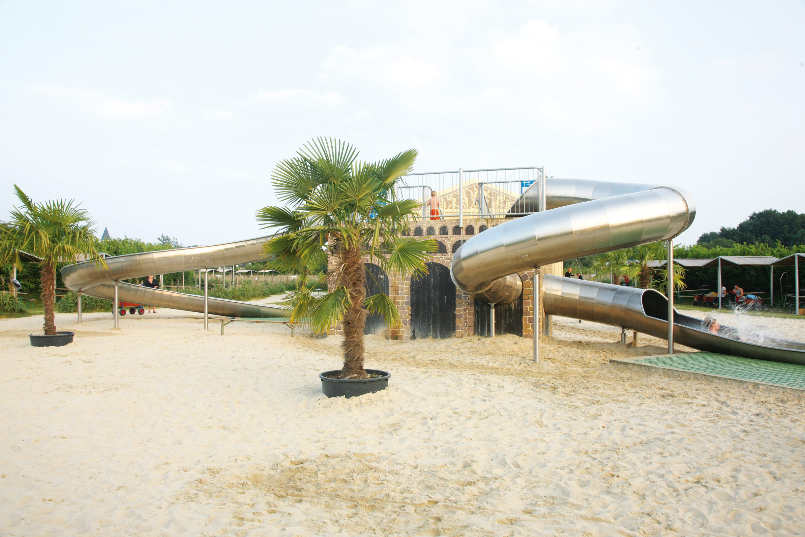 Irres Wasservergnügen atlantics_edelstahlrutschen_freizeitpark-irrland_kevelaerottwisteden-nordrhein-westfalen-_wassermitlandebecken_086689