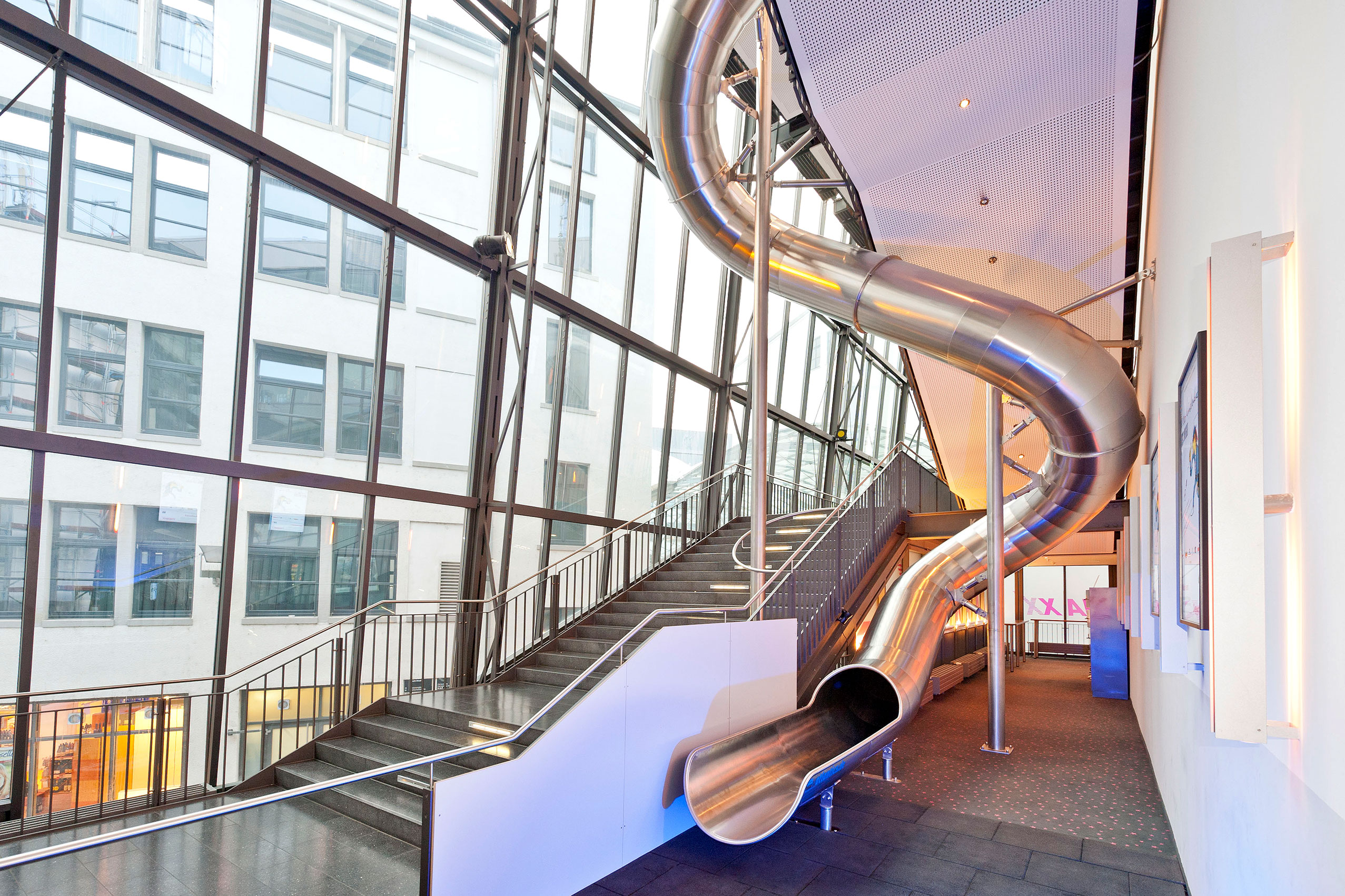 atlantics Edelstahlrutsche im Kino Cinemaxx Stuttgart im Foyer