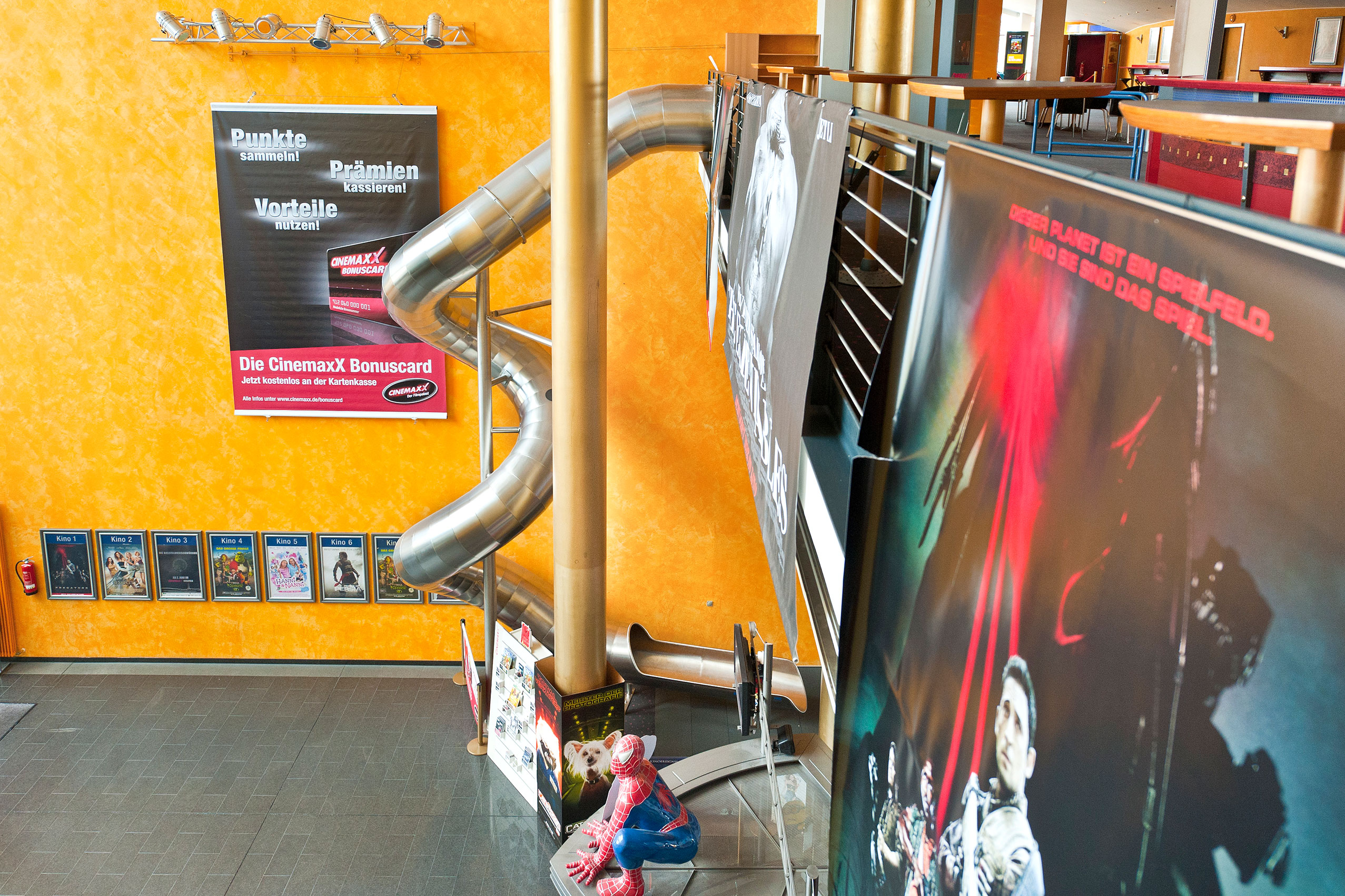 atlantics Edelstahlrutsche im Kino Cinemaxx Bielefeld im Foyer