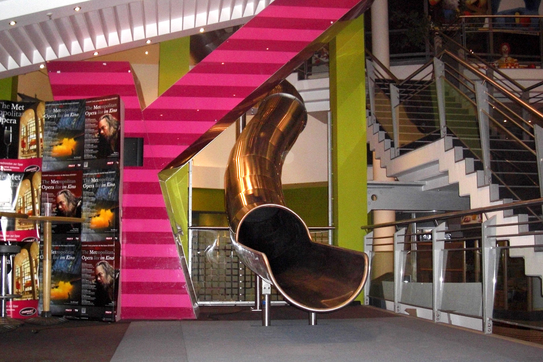 atlantics Edelstahlrutsche im Kino Cinemaxx Halle/Saale im Foyer