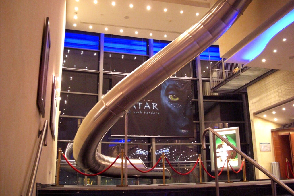 atlantics rostfri rutschkana på biografen Cinemaxx Hamburg-Harburg i foajén
