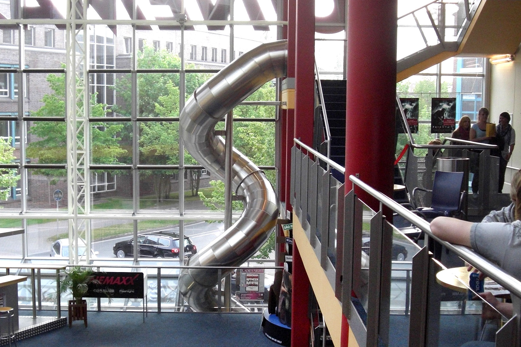 atlantics Edelstahlrutsche im Kino Cinemaxx Oldenburg im Foyer