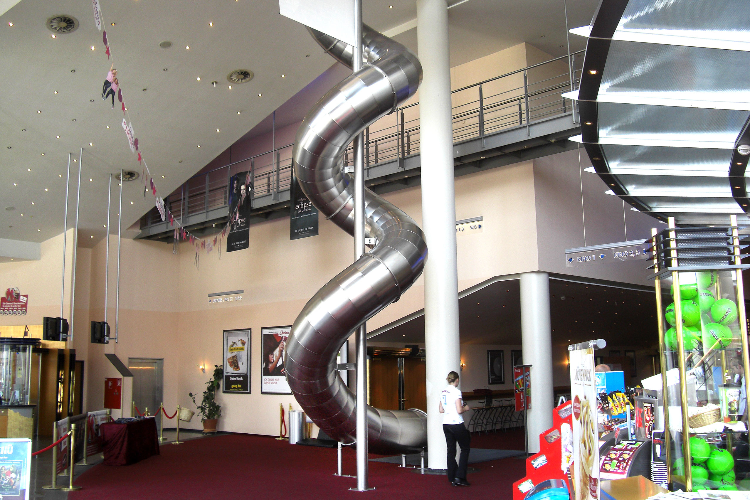 atlantics Edelstahlrutsche im Kino Cinemaxx Regensburg im Foyer