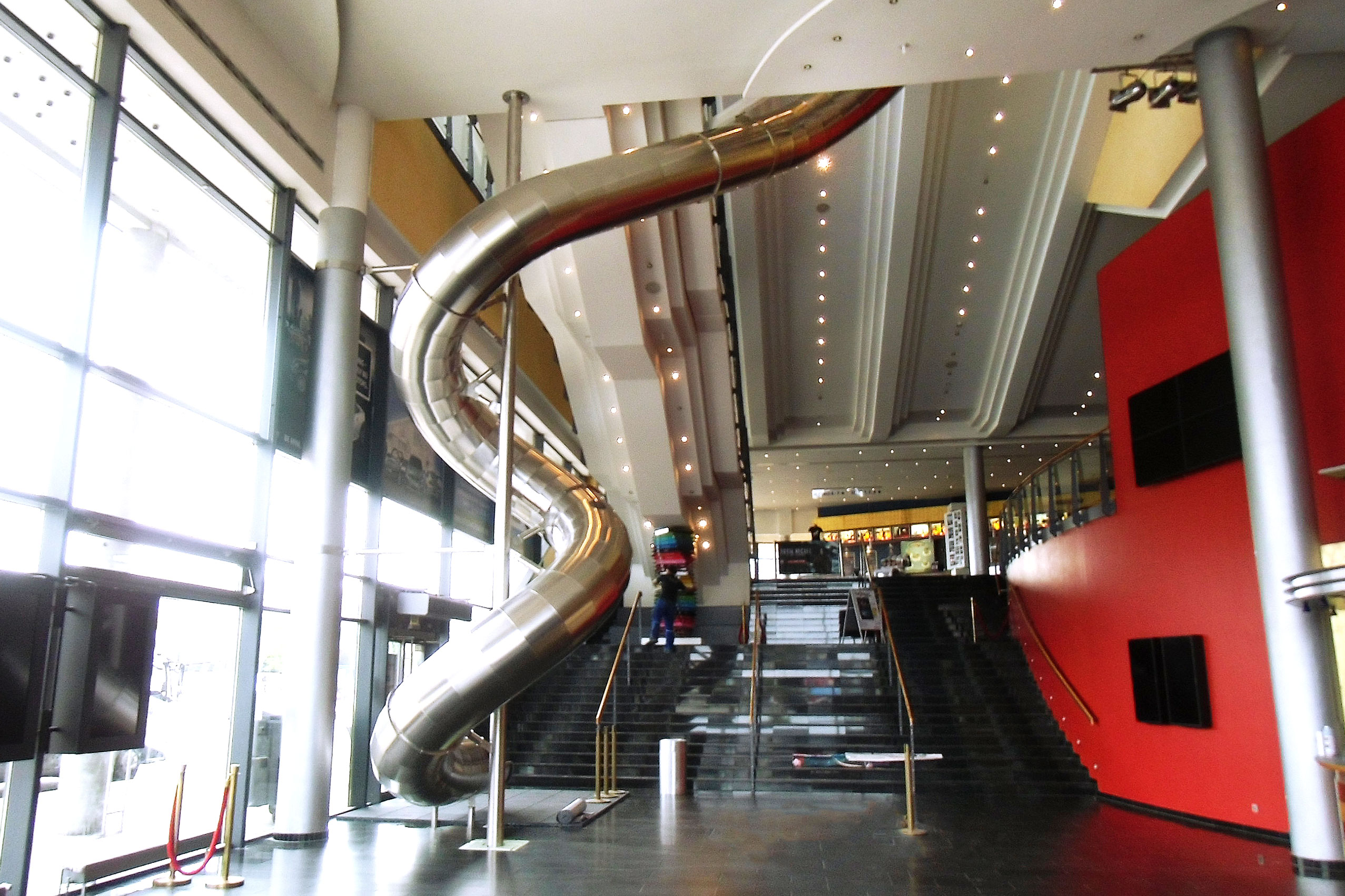 atlantics Edelstahlrutsche im Kino Cinemaxx Wolfsburg im Foyer