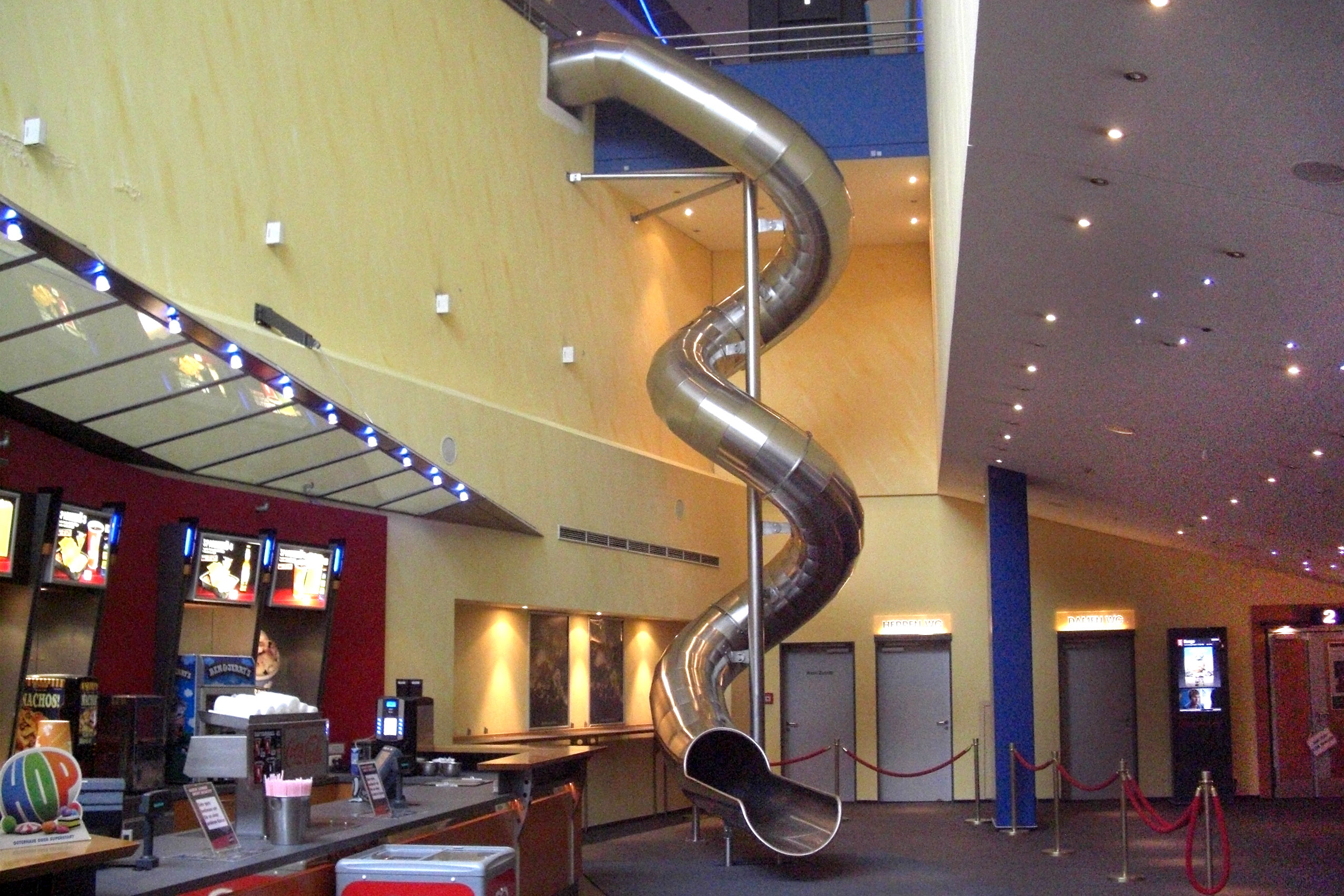 atlantics Edelstahlrutsche im Kino Cinemaxx Wuppertal im Foyer