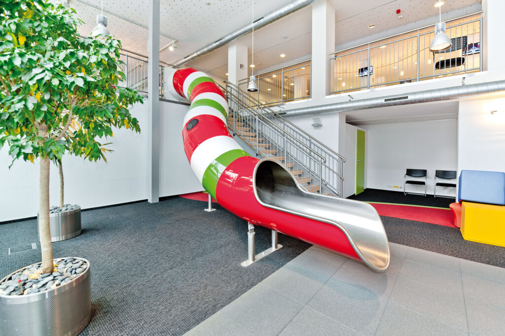 bunte atlantics indoor Edelstahlrutsche im Kundenzentrum der Dogewo21 in Dortmund