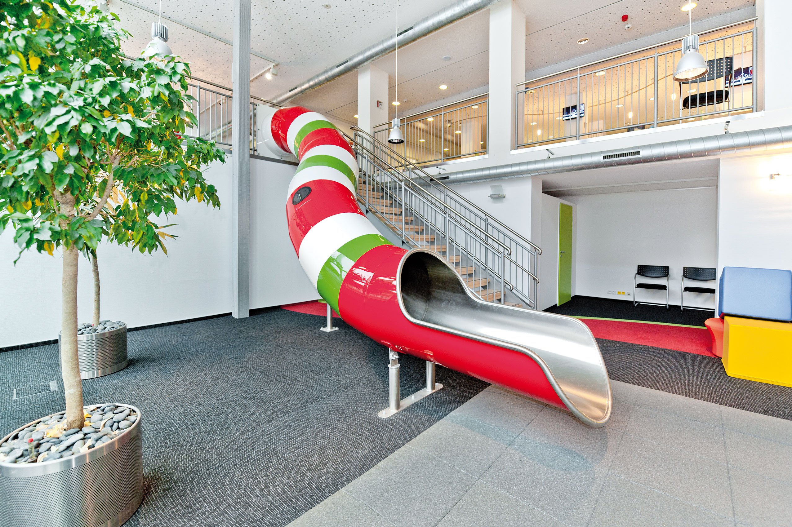 bunte atlantics indoor Edelstahlrutsche im Kundenzentrum der Dogewo21 in Dortmund