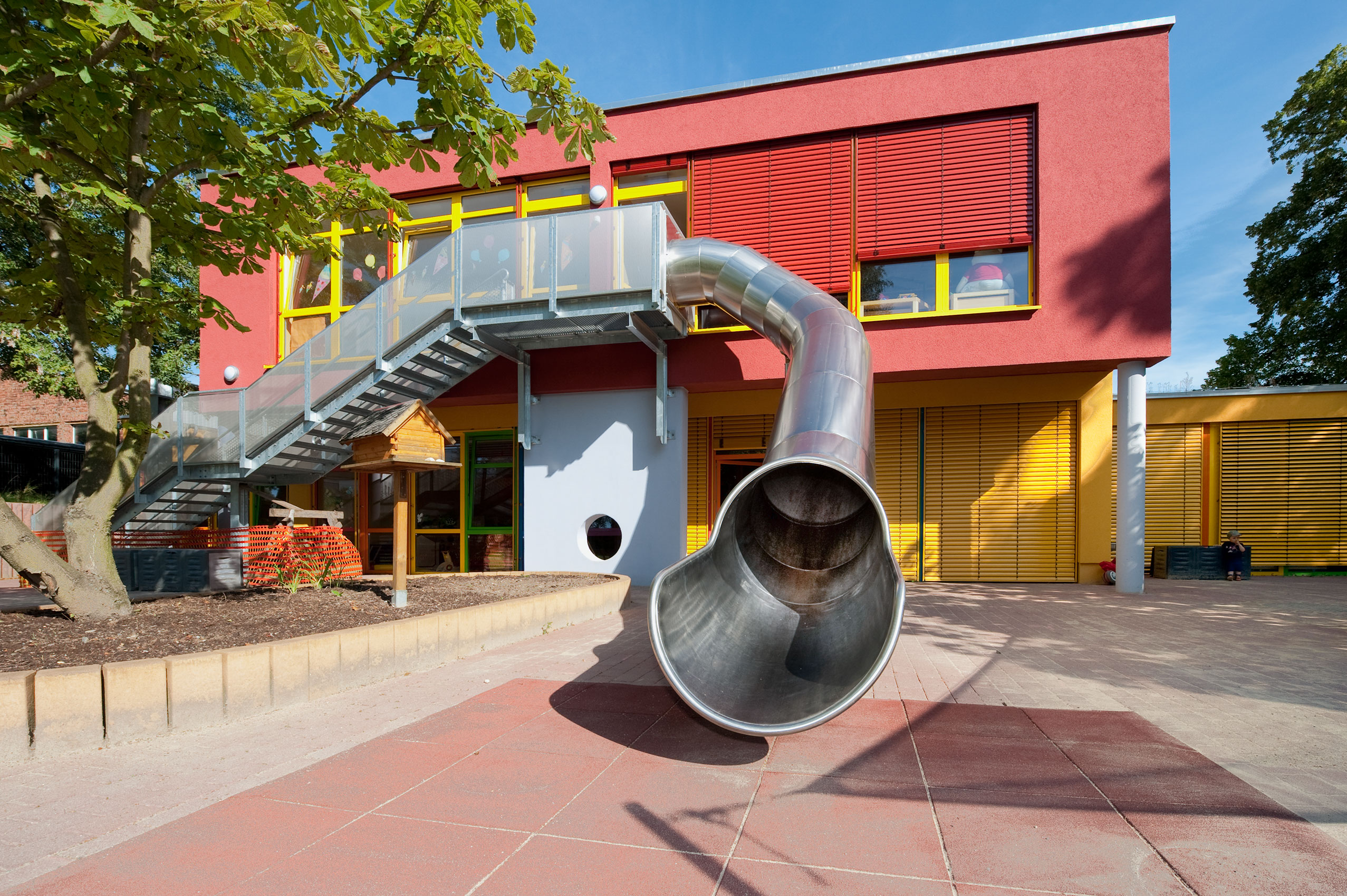 atlantics Edelstahlrutsche in der Kita Niederdorf, Evakuierungsrutsche, Tunnelrutsche