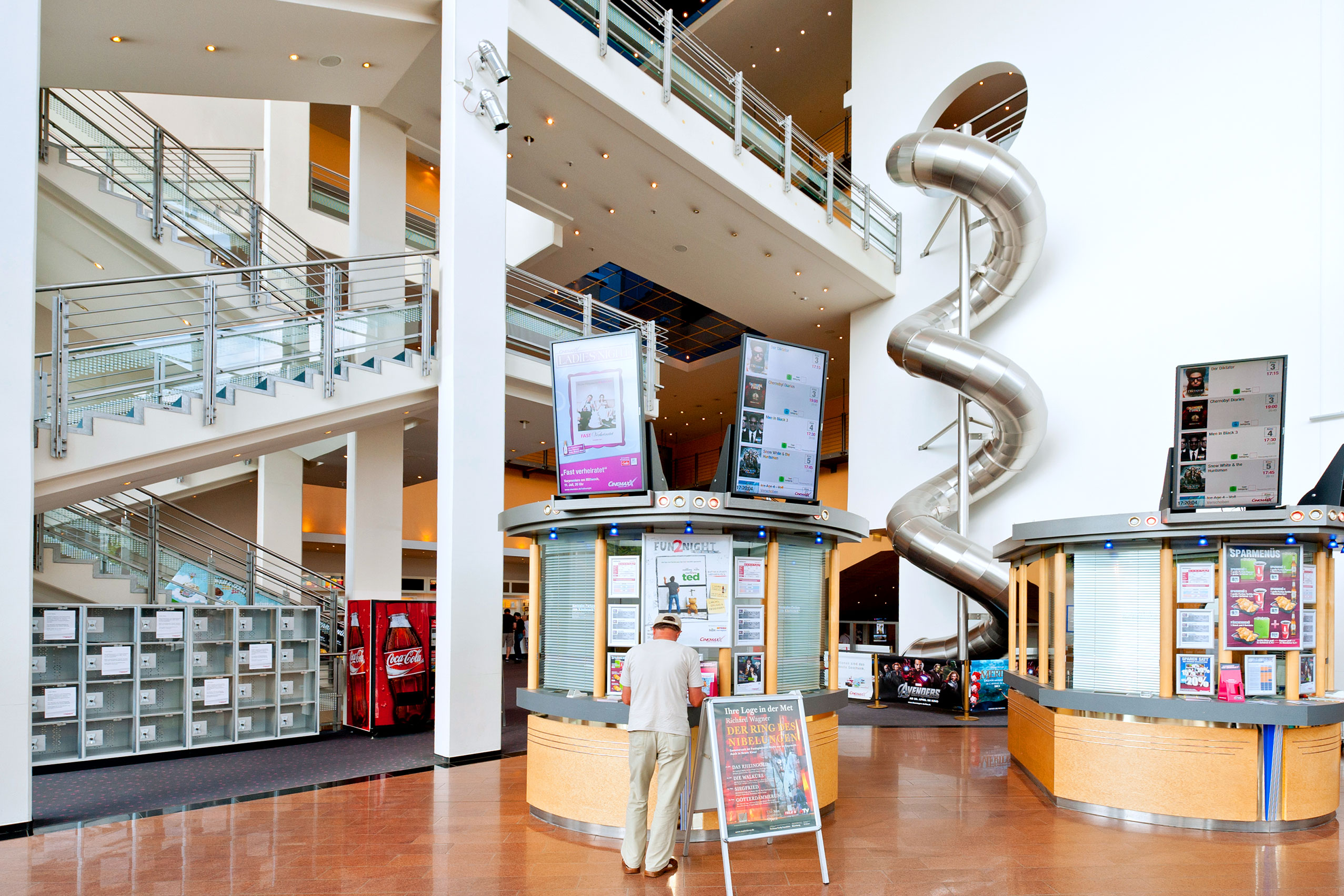 atlantics Edelstahlrutsche im Kino Cinemaxx Magdeburg im Foyer
