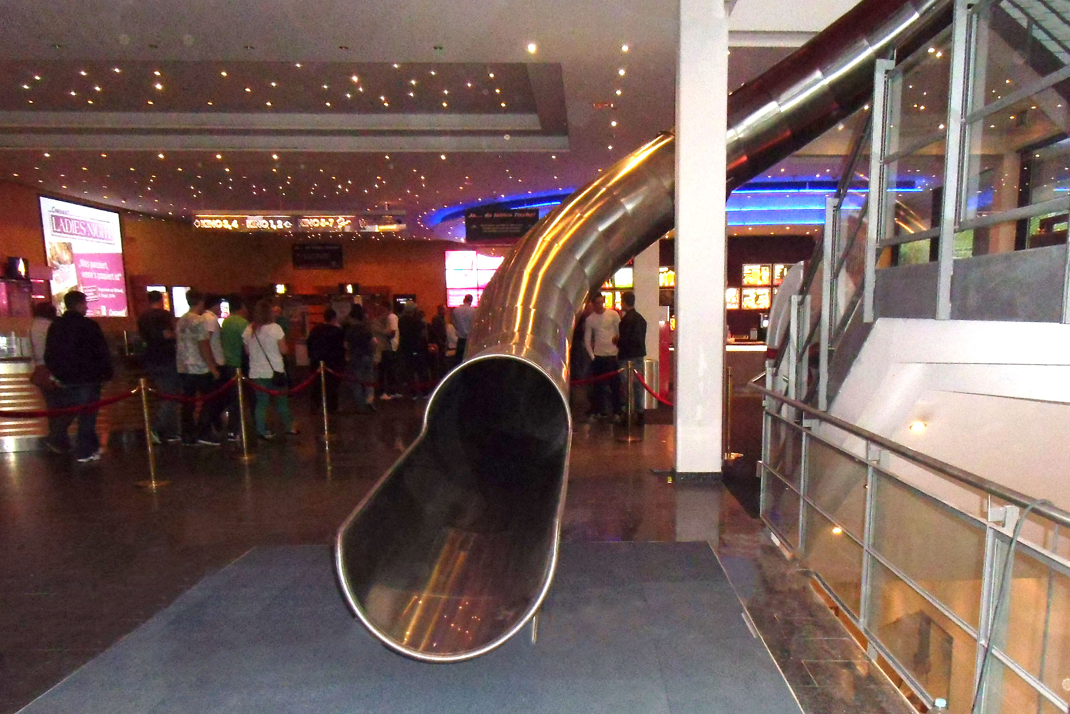 atlantics Edelstahlrutsche im Kino Cinemaxx Würzburg im Foyer