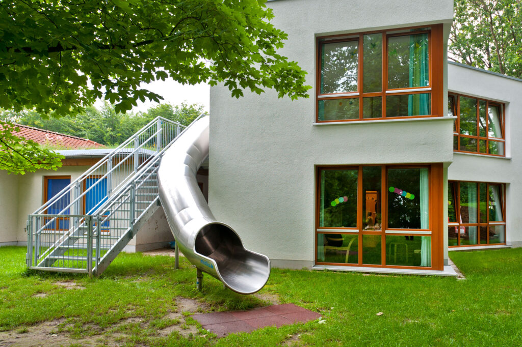 atlantics Evakuierungsrutsche als zweiter Rettungsweg neben der Treppe in der Kita Tostedt