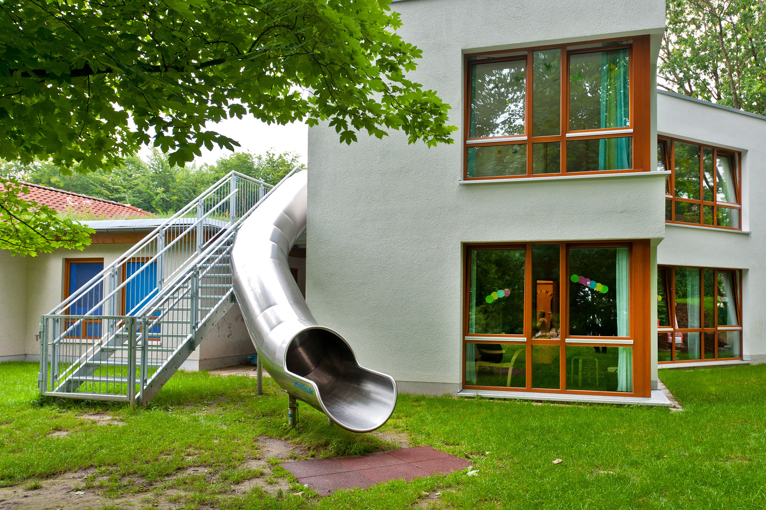 atlantics Evakuierungsrutsche als zweiter Rettungsweg neben der Treppe in der Kita Detmold