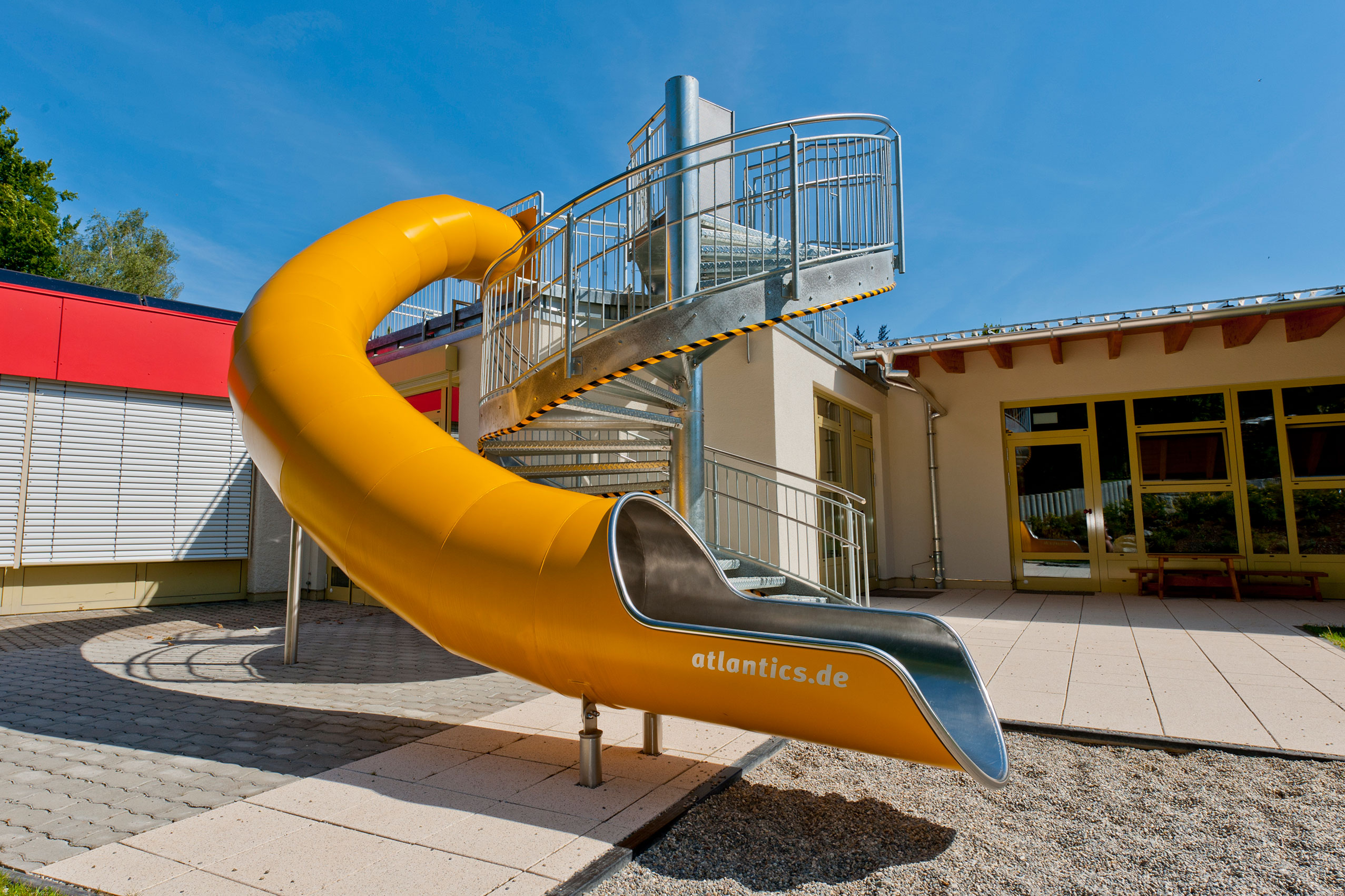 gelb lackierte atlantics outdoor Spielrutsche aus Edelstahl im Kindergarten in Welden