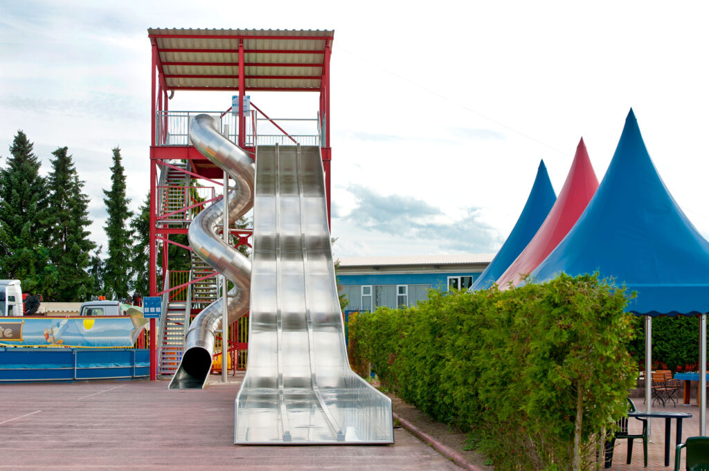 atlantics Rutschenturm im Freizeitpark Trampolino in Andernach mit 2 Edelstahlrutschen