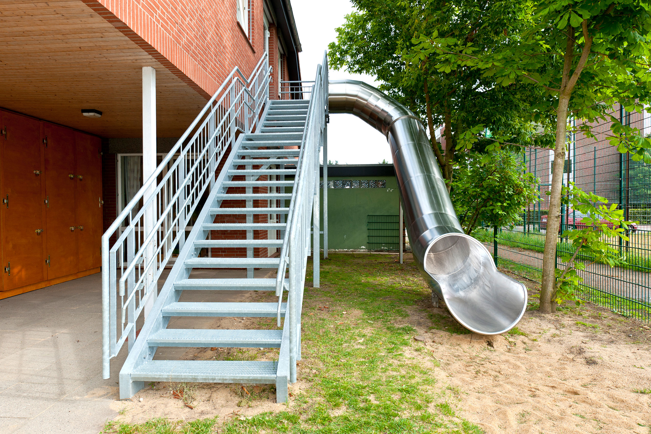 atlantics Evakuierungsrutsche als zweiter Rettungsweg neben der Treppe in der Kita Tostedt