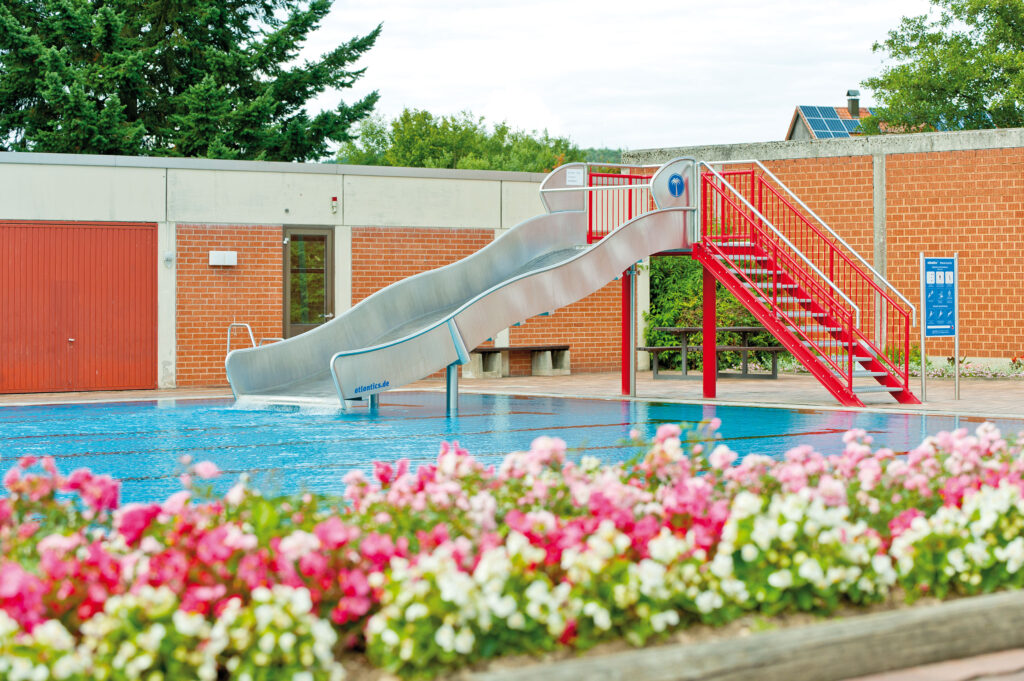 Escorrega aquático atlantics em aço inoxidável V4A no Freibad Oberviechtach, um escorrega aquático largo com ondas