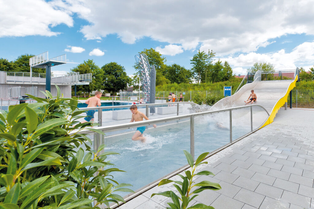 crianças a brincar no escorrega de água largo atlantics em aço inoxidável V4A no Freibad em Gaimersheim