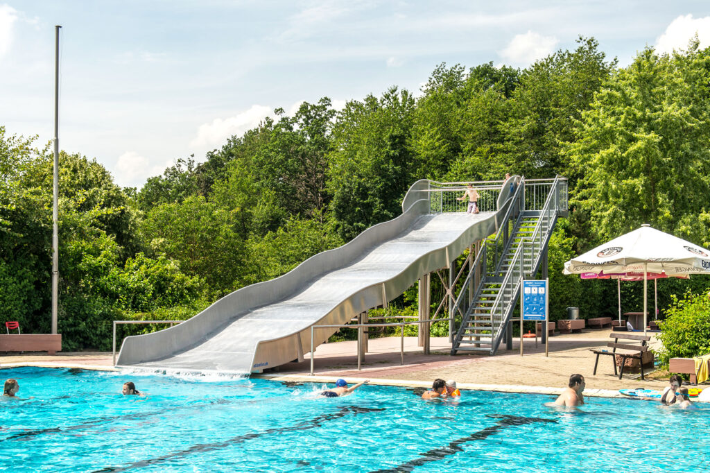 Escorrega de água largo atlantics em aço inoxidável V4A na Piscina Florestal de Lengfurt