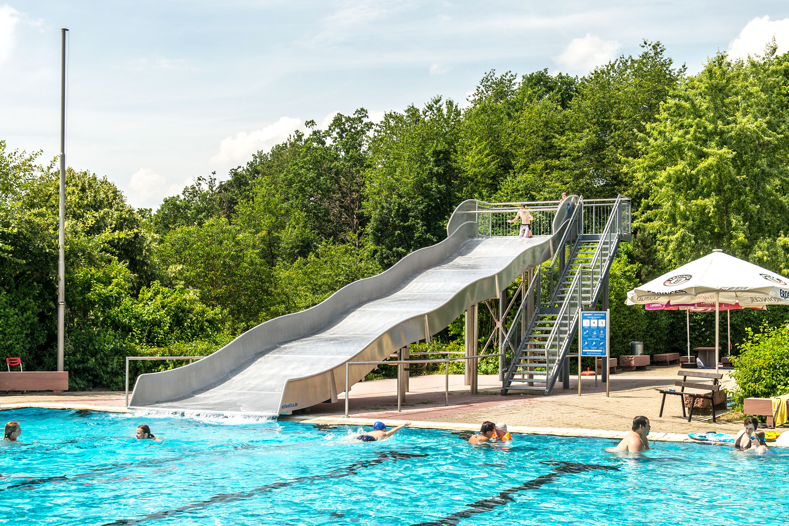 atlantics Breitwasserrutsche aus V4A Edelstahl im Waldschwimmbad Lengfurt