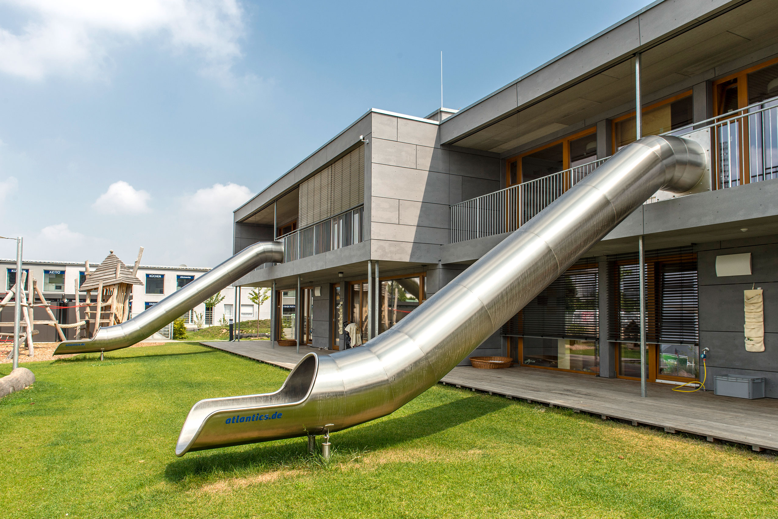 2 atlantics Edelstahlrutschen, die zur Evakuierung der Kinder im KINDER RÄUME Nürnberg-Schniegling dienen