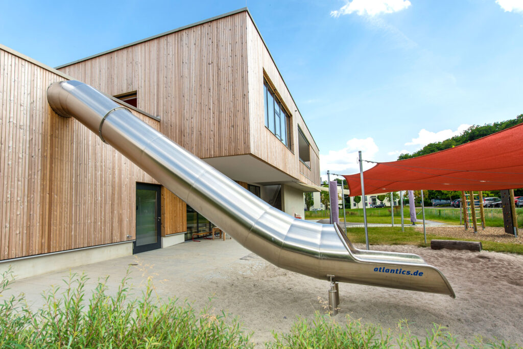 im Barbara Eberhard Kinderhaus in Starnberg gibt es eine atlantics Evakuierungsrutsche aus Edelstahl aus dem obersten Stock