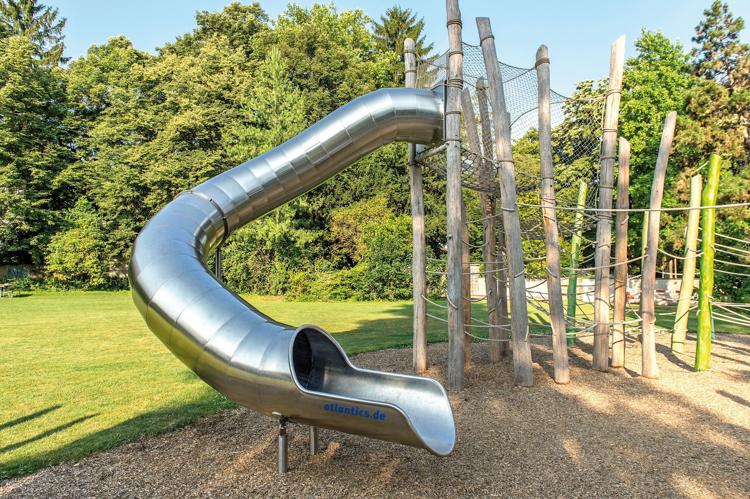 atlantics Spielplatzrutsche aus Edelstahl in der Wettsteinanlage Riehen