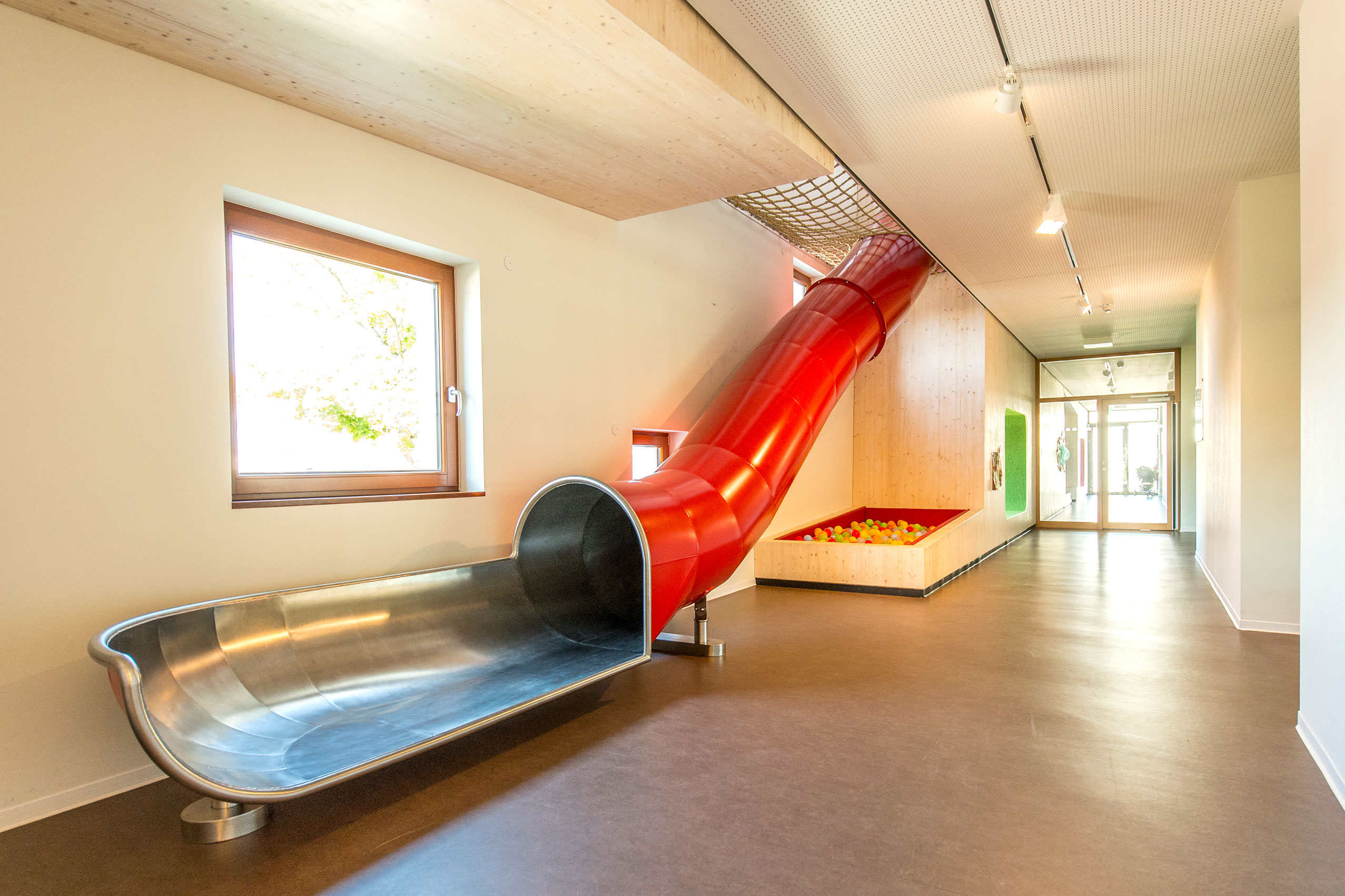 rote atlantics indoor Edelstahlrutsche im Kinderhaus in Kassel