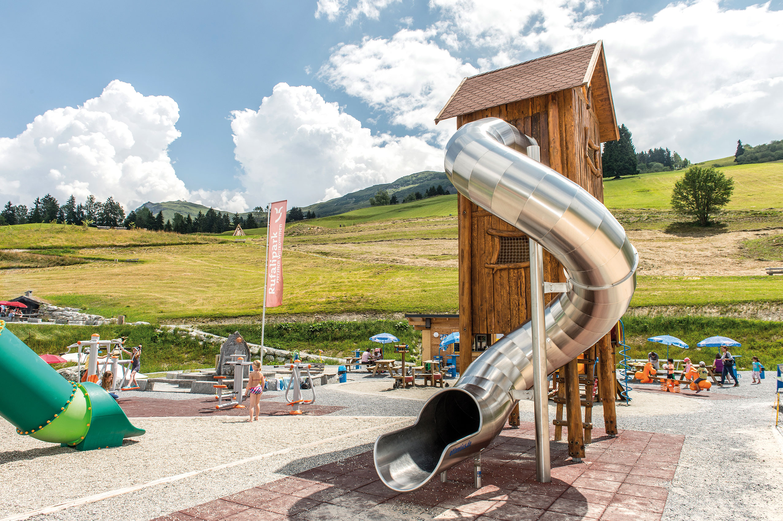 atlantics Spielplatzrutsche aus Edelstahl im Rufalipark Obersaxen Mundaun in Misanenga in der Schweiz