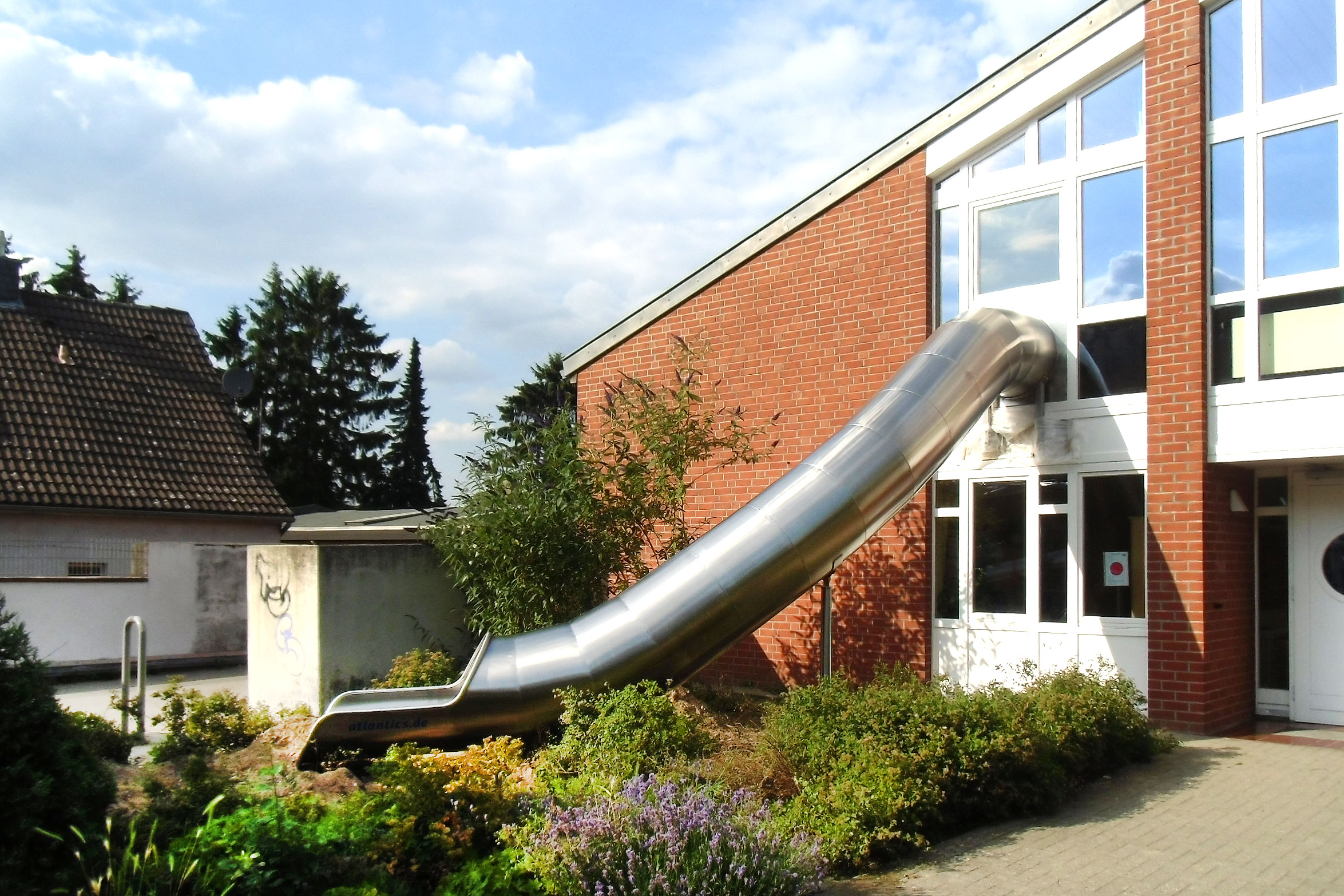 atlantics Evakuierungsrutsche aus dem oberen Stockwerk im Kindergarten Krefeld