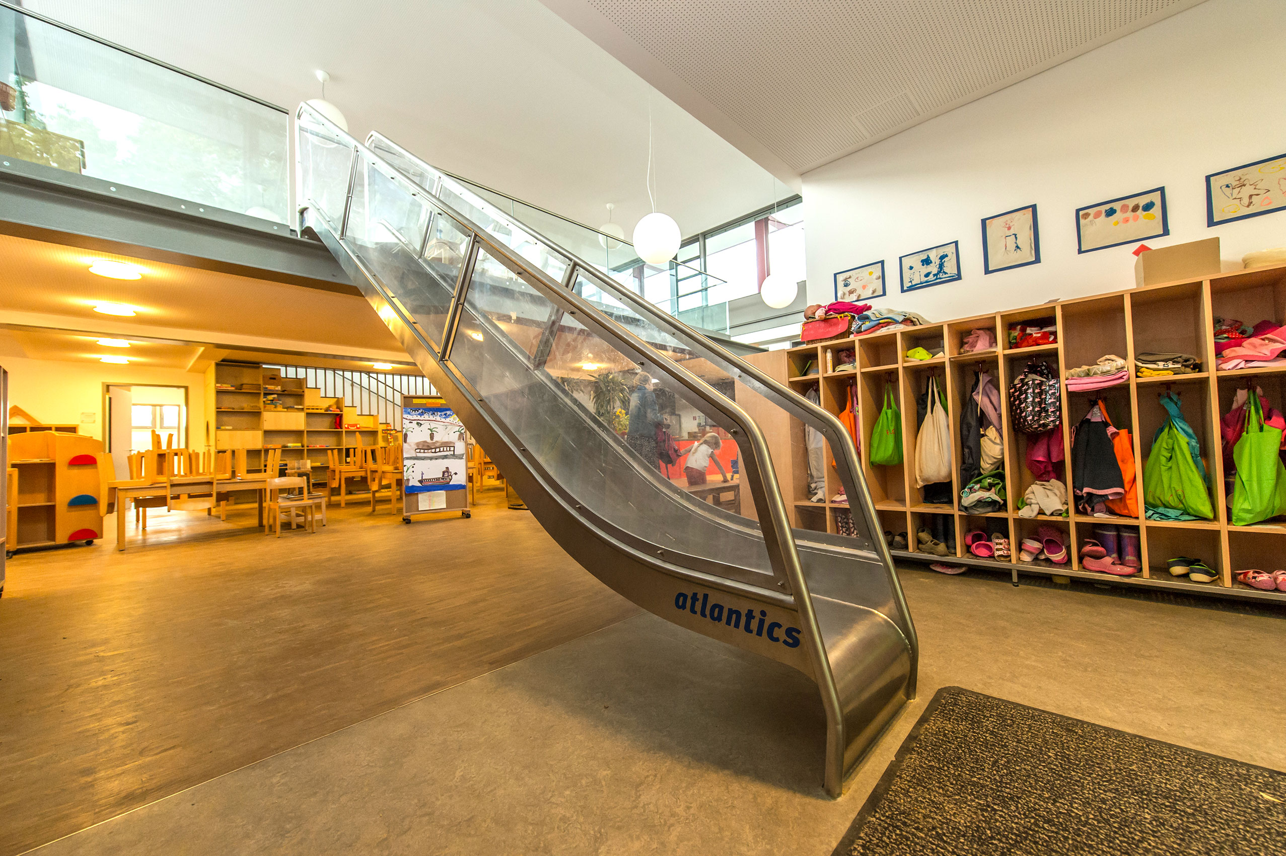 Das Kinderhaus München-Haar hat eine Indoor Kastenrutsche von atlantics aus Edelstahl zum Spielen