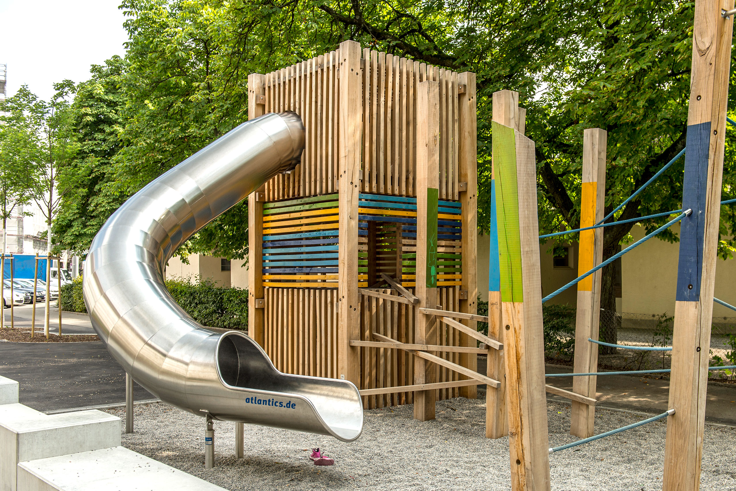 atlantics Spielplatzrutsche an einem Holzgerüst in Zürich auf dem Gertrudplatz