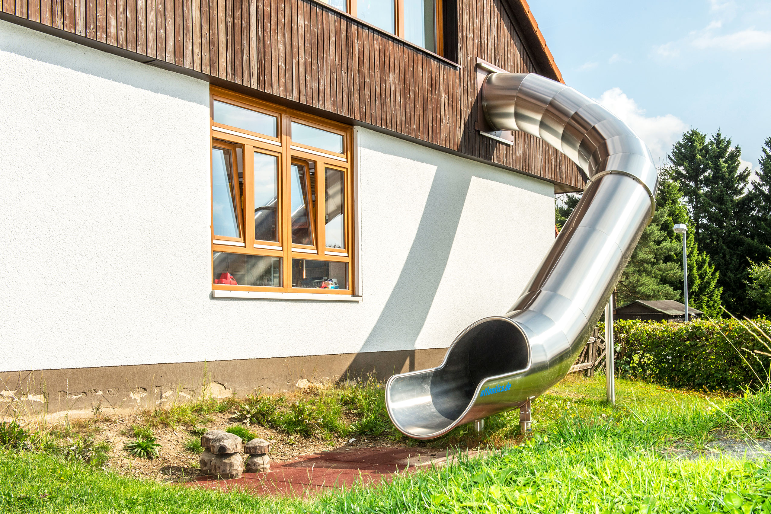 atlantics Evakuierungsrutsche aus dem oberen Stockwerk im Kindergarten St. Andreasberg