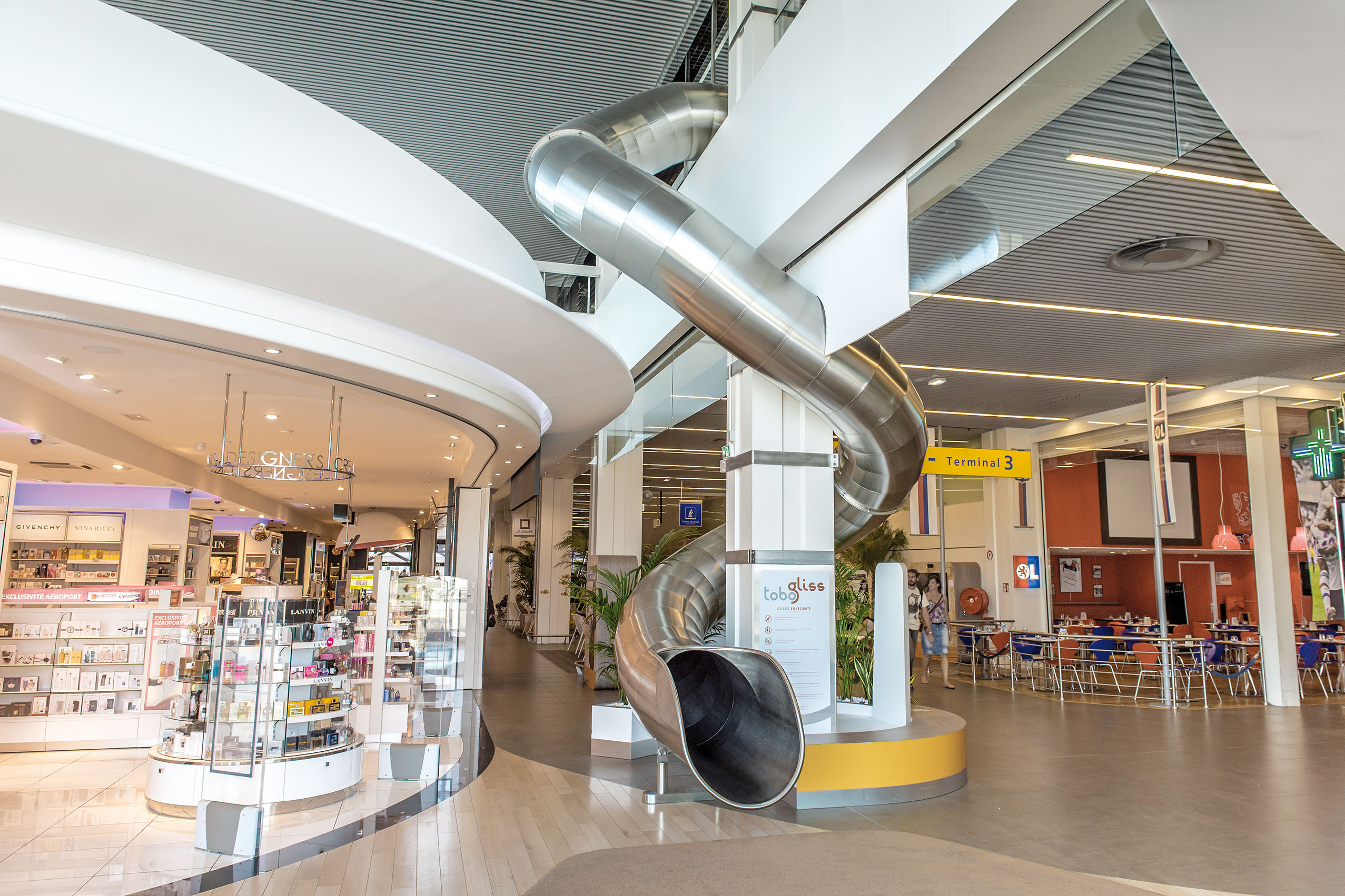 atlantics Indoor-Edelstahlrutsche im Transitbereich auf dem Flughafen in Lyon, Frankreich
