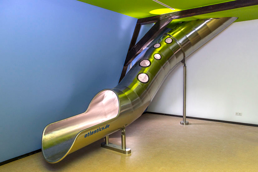 atlantics Indoorrutsche aus Edelstahl mit mehreren Bullaugen im Haus der Natur Goldisthal