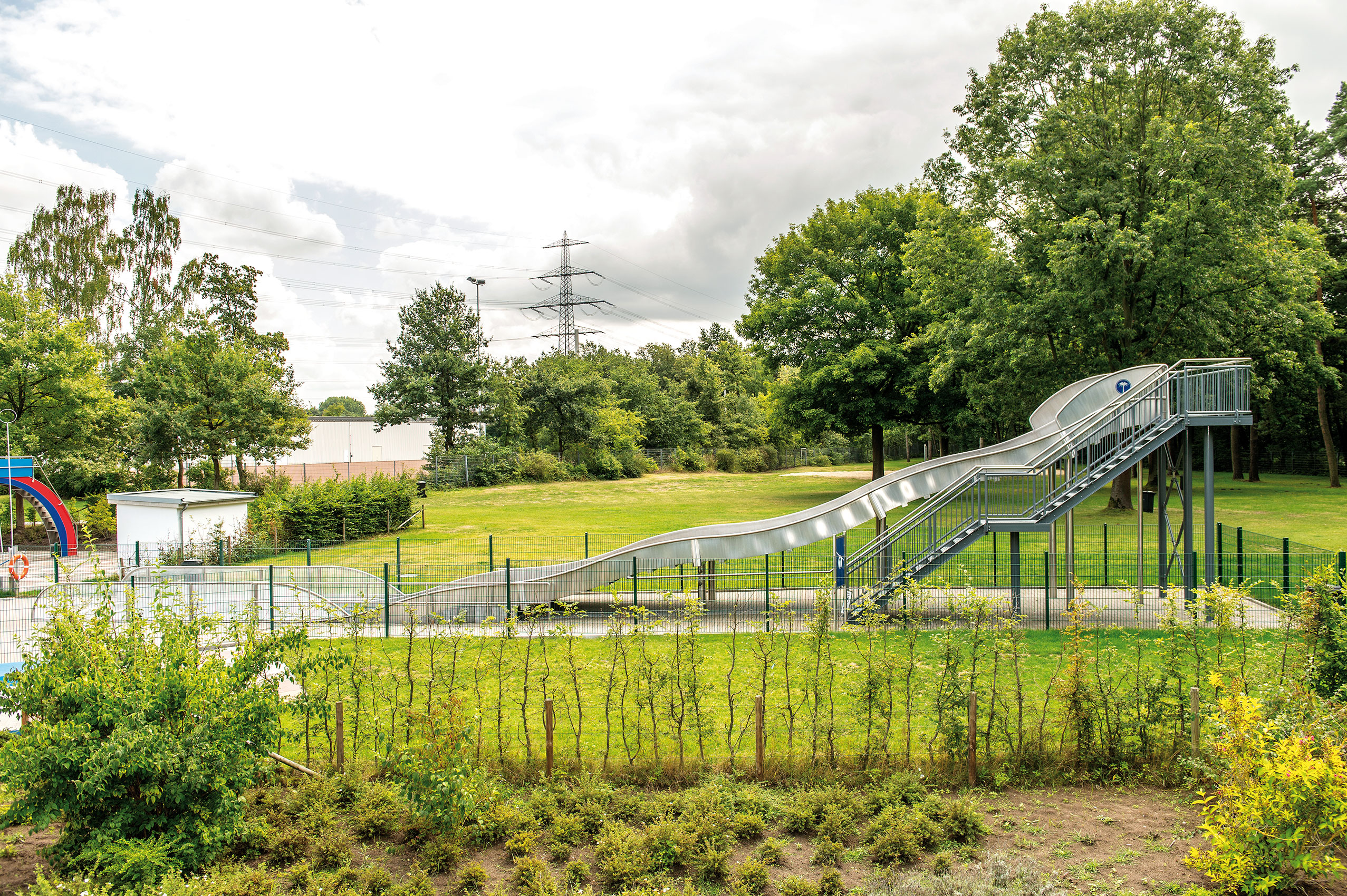 atlantics Breitwasserrutsche aus V4A Edelstahl im Waldbad Schloss Neuhaus in Paderborn