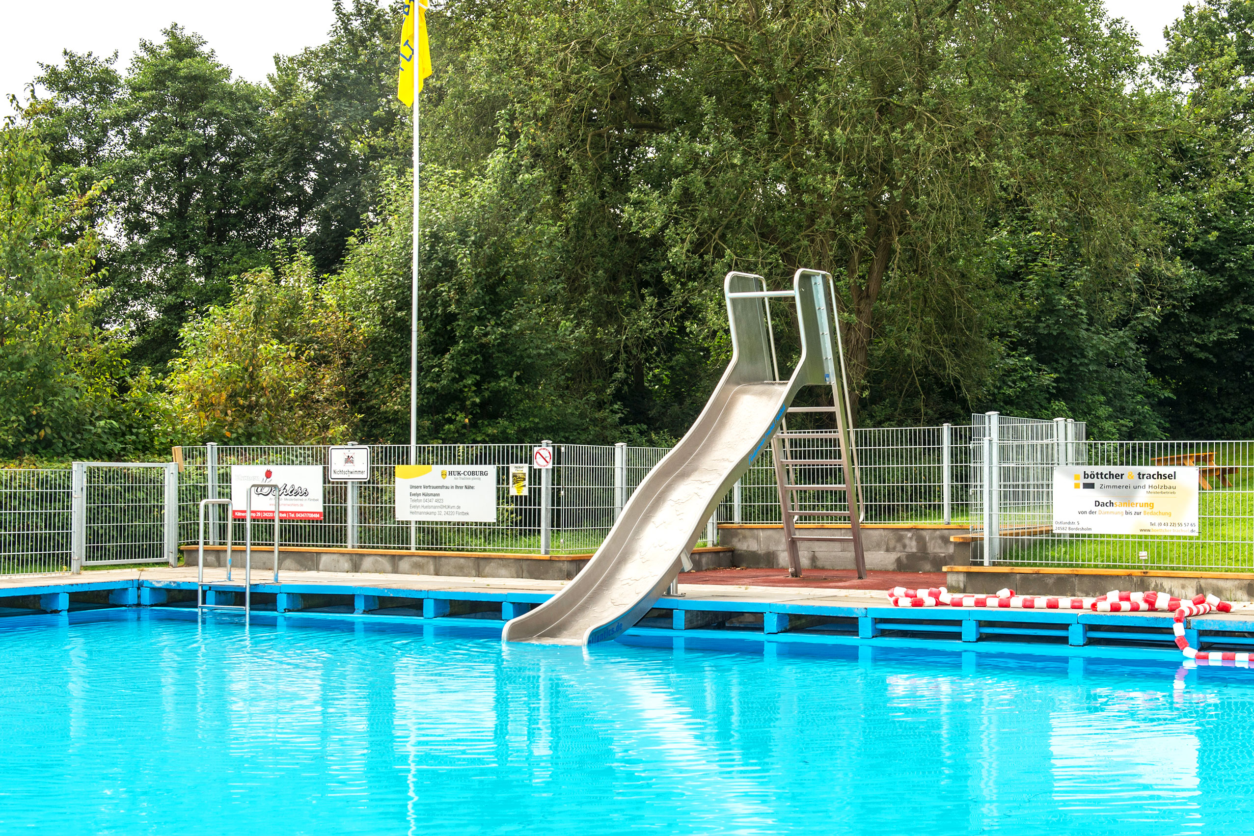atlantics Wasserrutsche aus V4A Edelstahl im Freibad Flintbek