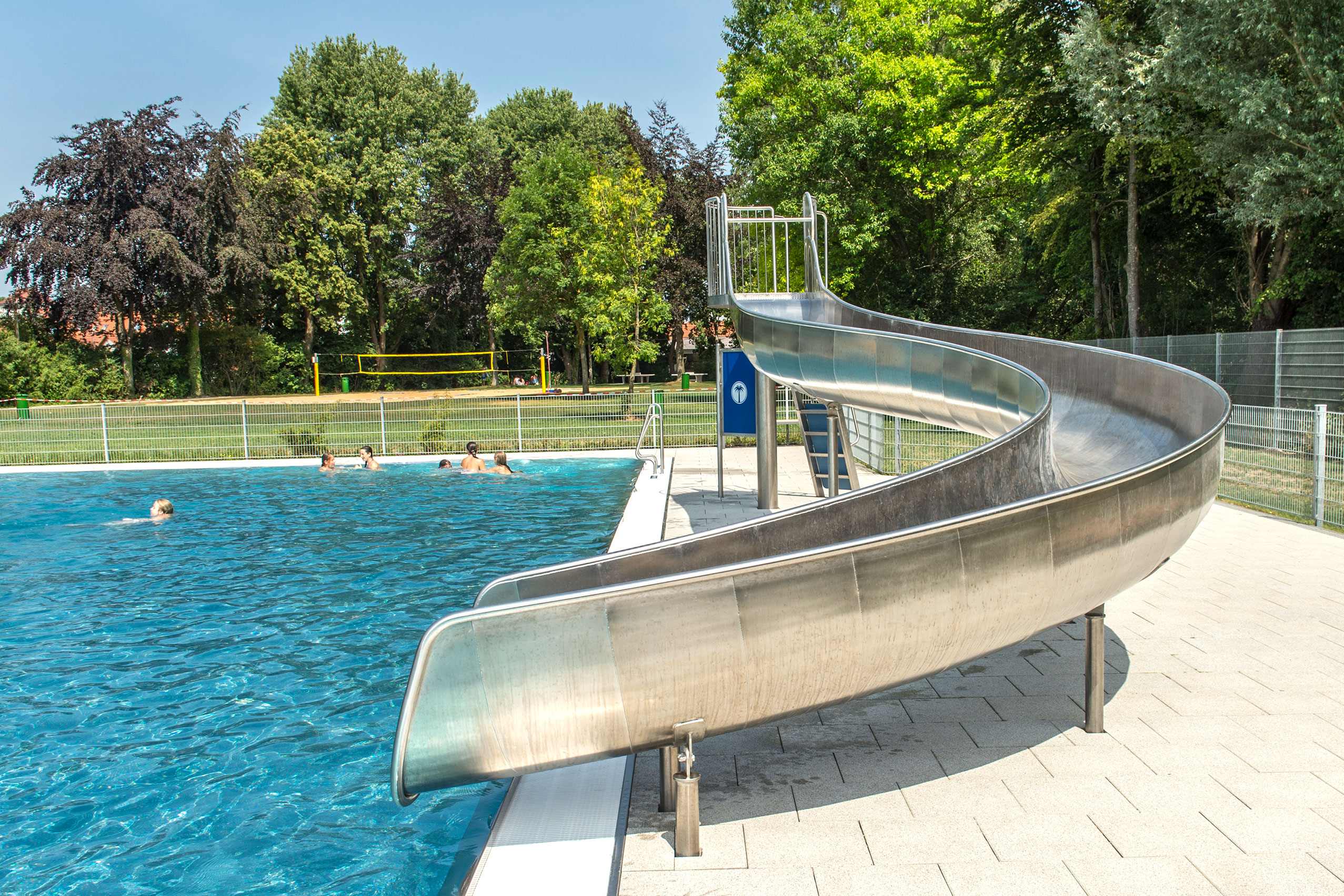 atlantics Halbschalenwasserrutsche aus V4A Edelstahl im Freibad Burgau