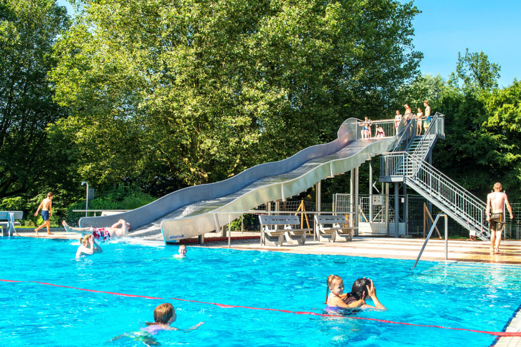 O escorrega de ondas de água larga em aço inoxidável V4A no Freibad Ladenburg é muito utilizado.