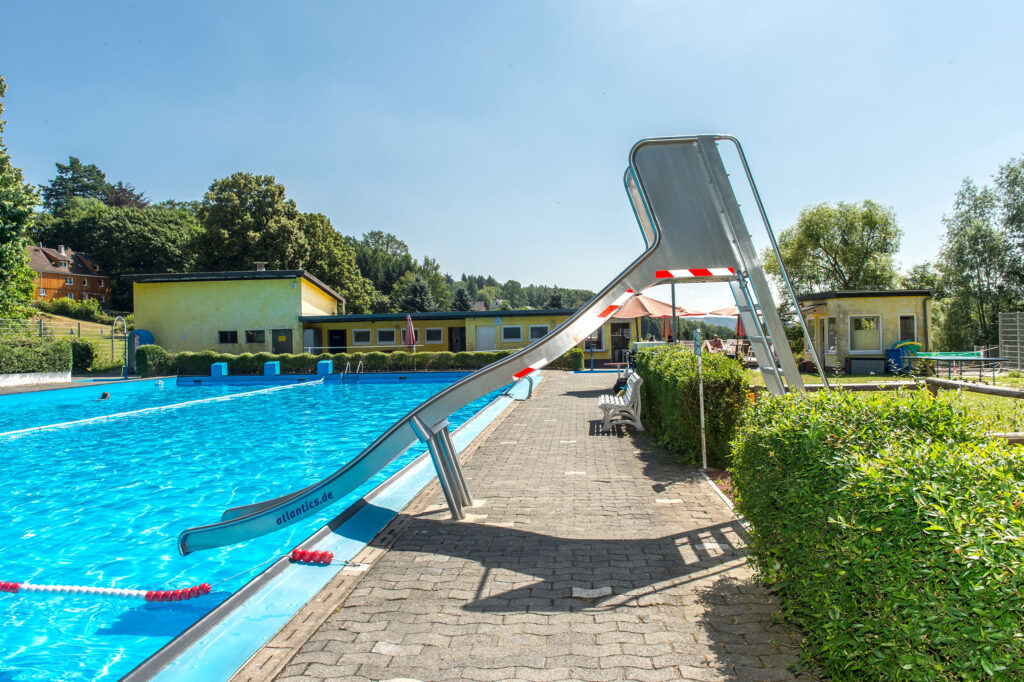 Kastenrutsche atlantics de aço inoxidável na piscina florestal de Michelstadt