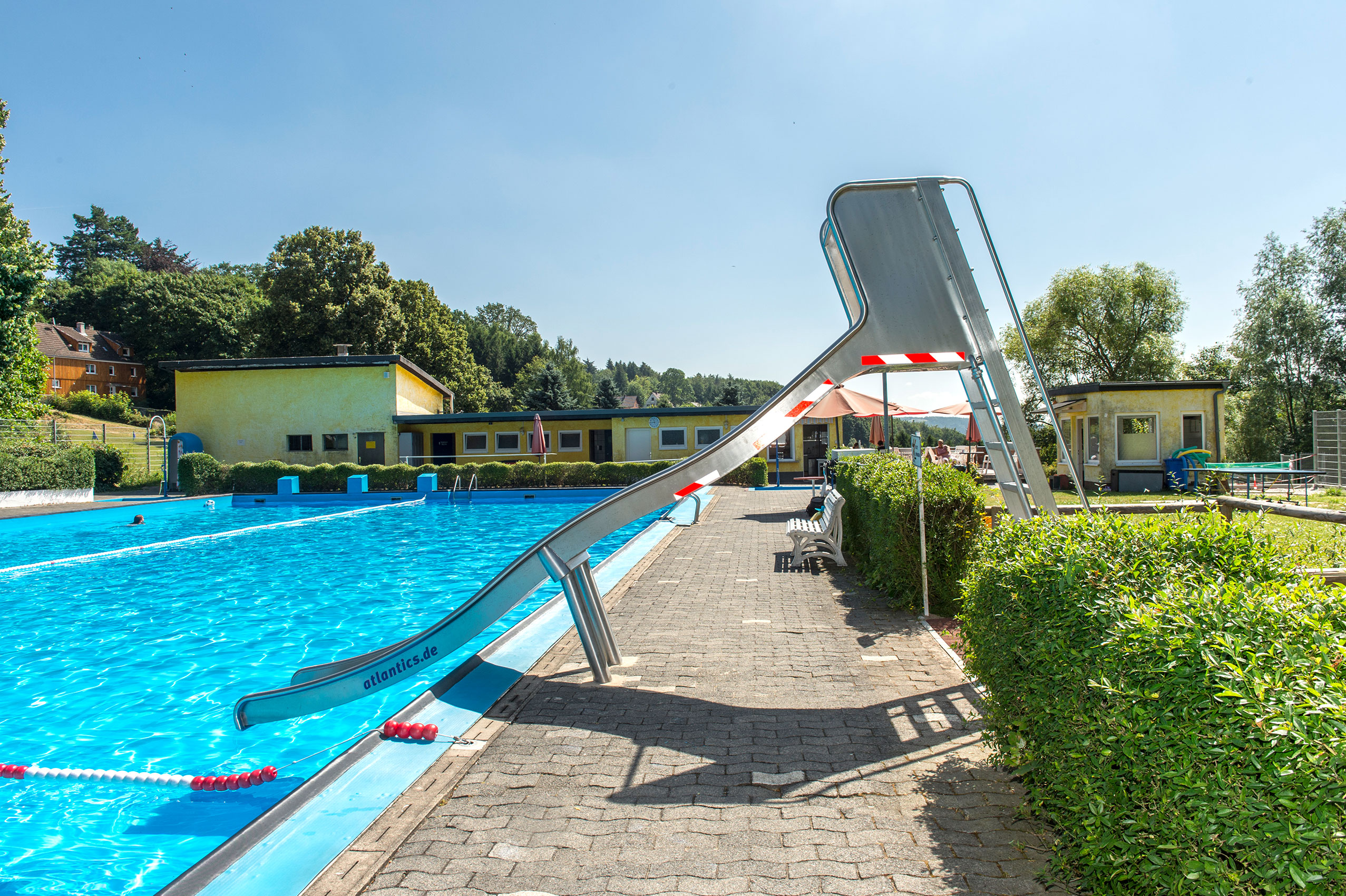 atlantics Kastenrutsche aus Edelstahl im Waldschwimmbad Michelstadt