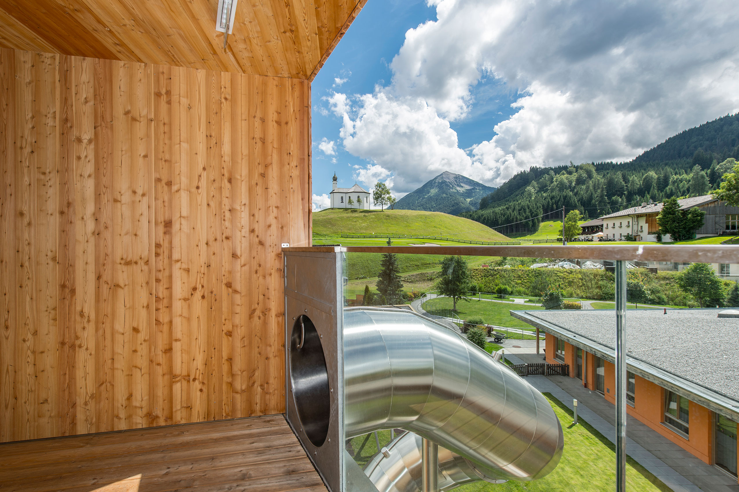 atlantics_edelstahlrutschen_kita-haus-der-generationen_achenkirch_evakuierung_roehre_137628 Einstieg