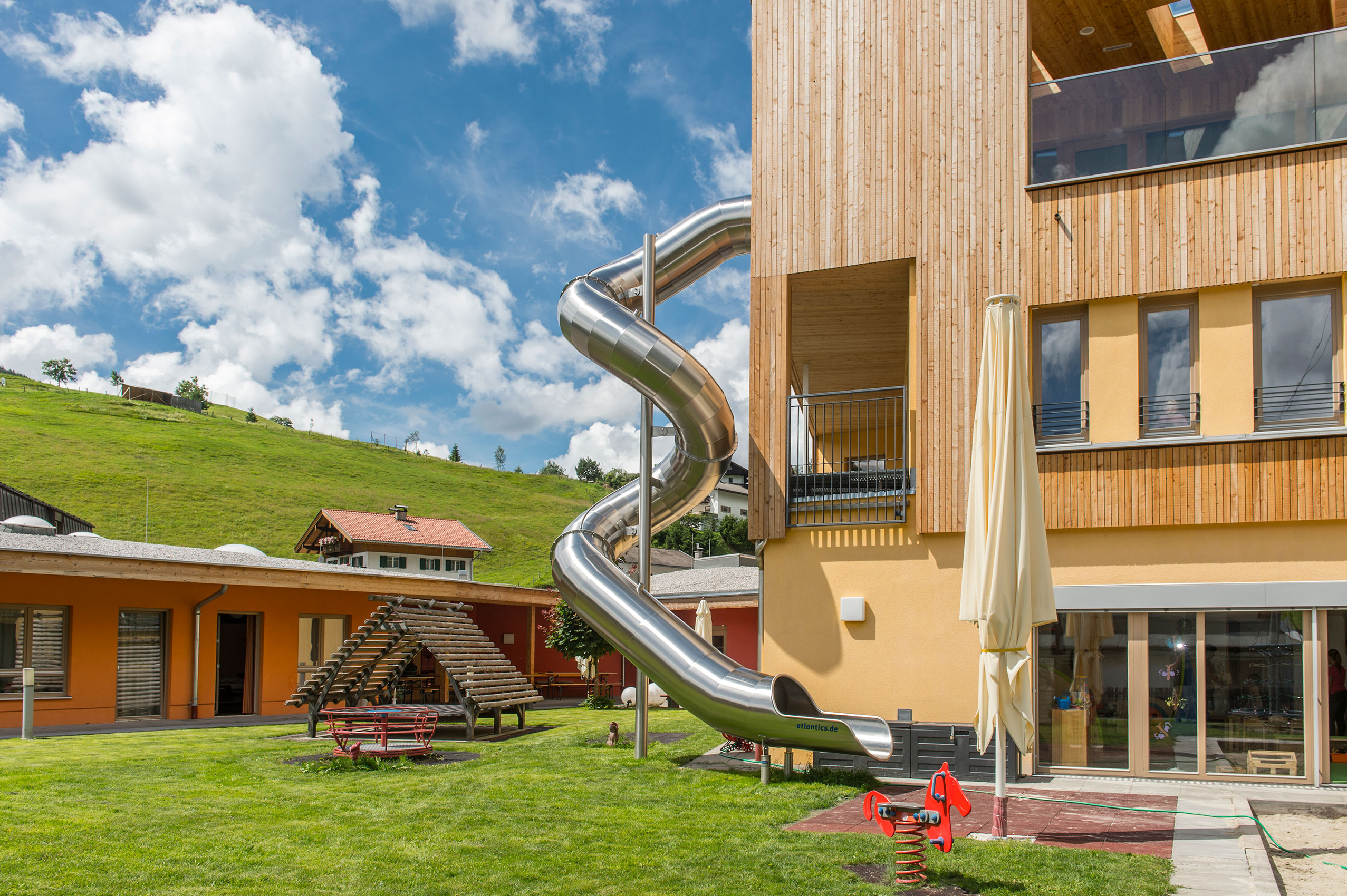 atlantics Edelstahlrutsche im Haus der Generationen in Achenkirch, Notrutsche als schlängelnder Tunnel