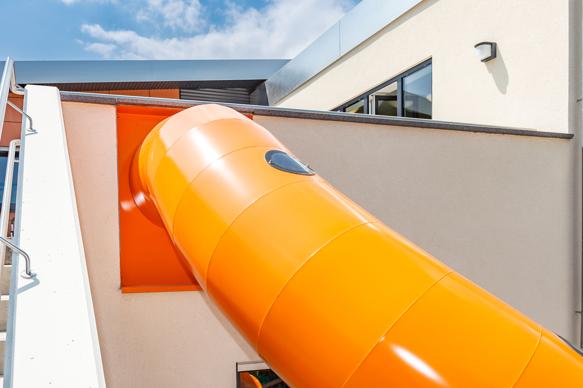 atlantics Edelstahlrutsche in der Kindertagesstätte Löewenzahn in Andernach, Evakuierungsrutsche, Tunnelrutsche, Notrutsche