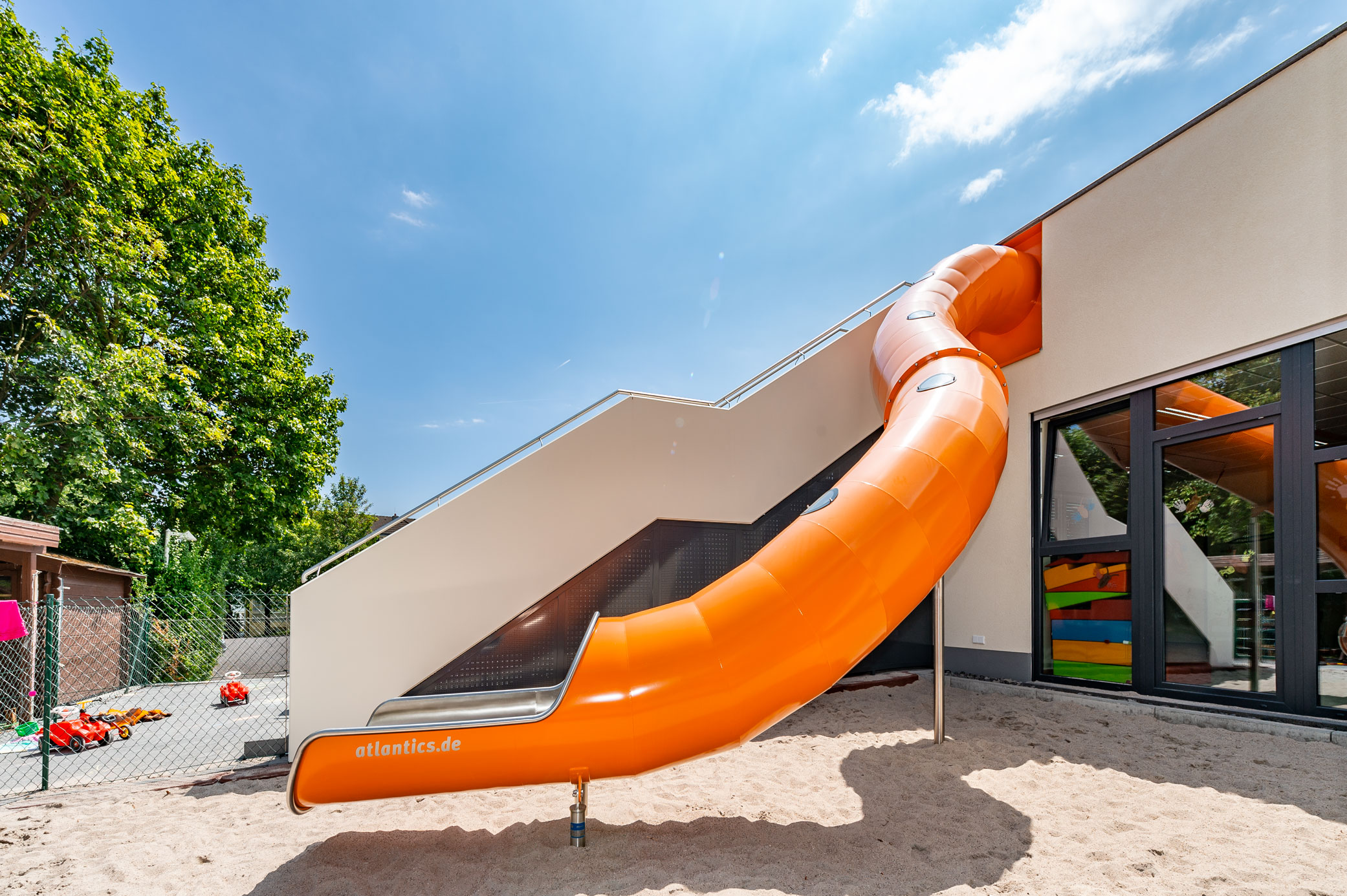 atlantics Edelstahlrutsche in der Kindertagesstätte Löewenzahn in Andernach, Evakuierungsrutsche, Tunnelrutsche, Notrutsche