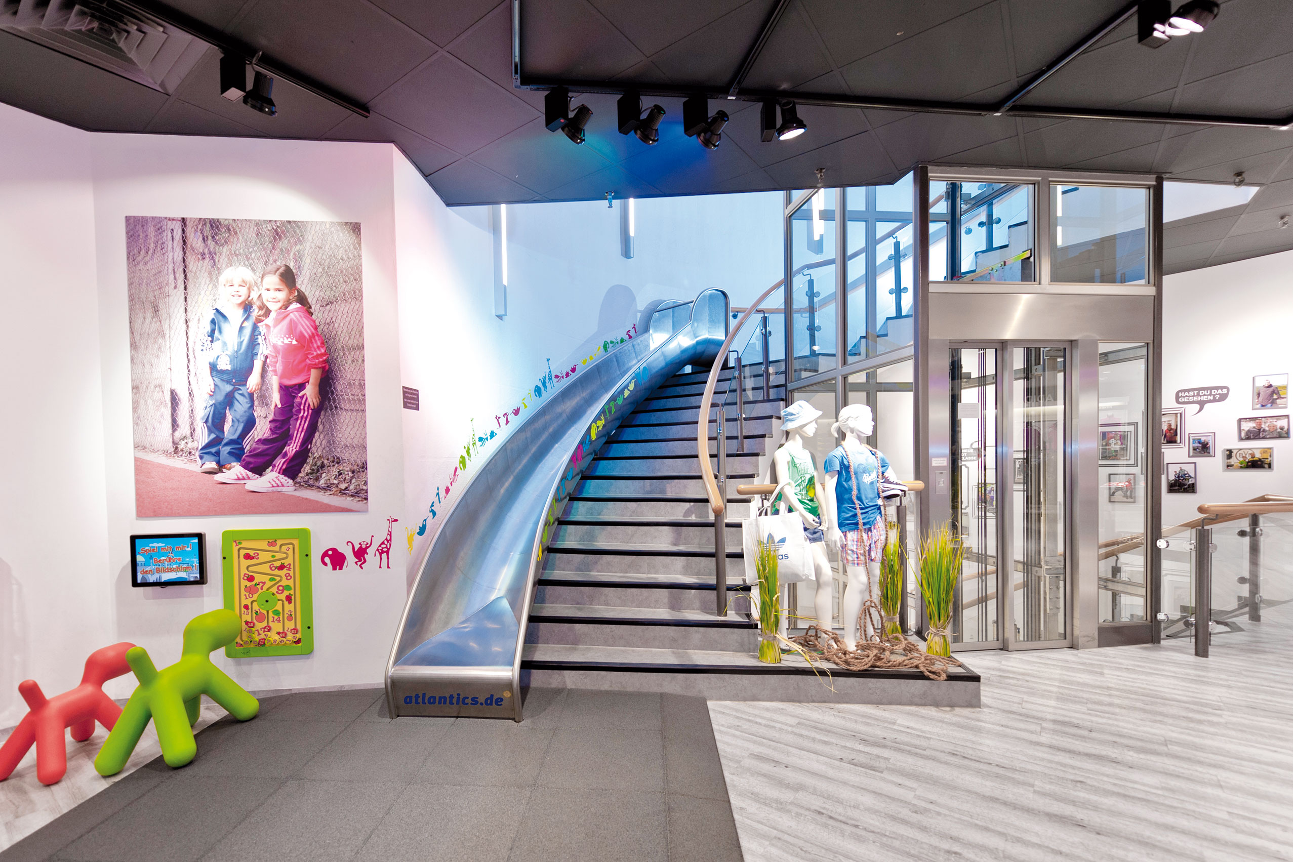 atlantics indoor Edelstahlrutsche im Store Intersport Arndt in Lippstadt, die bunt beklebt wurde