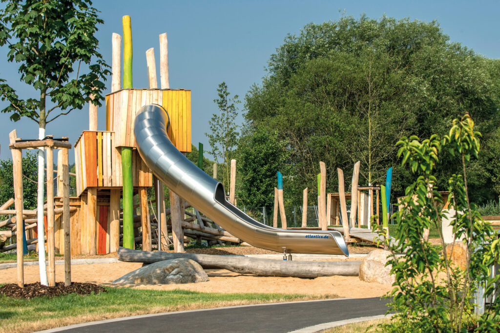 atlantics stainless steel slide on the Am Gaulnhofener Graben Playground in Nuremberg, playground slide