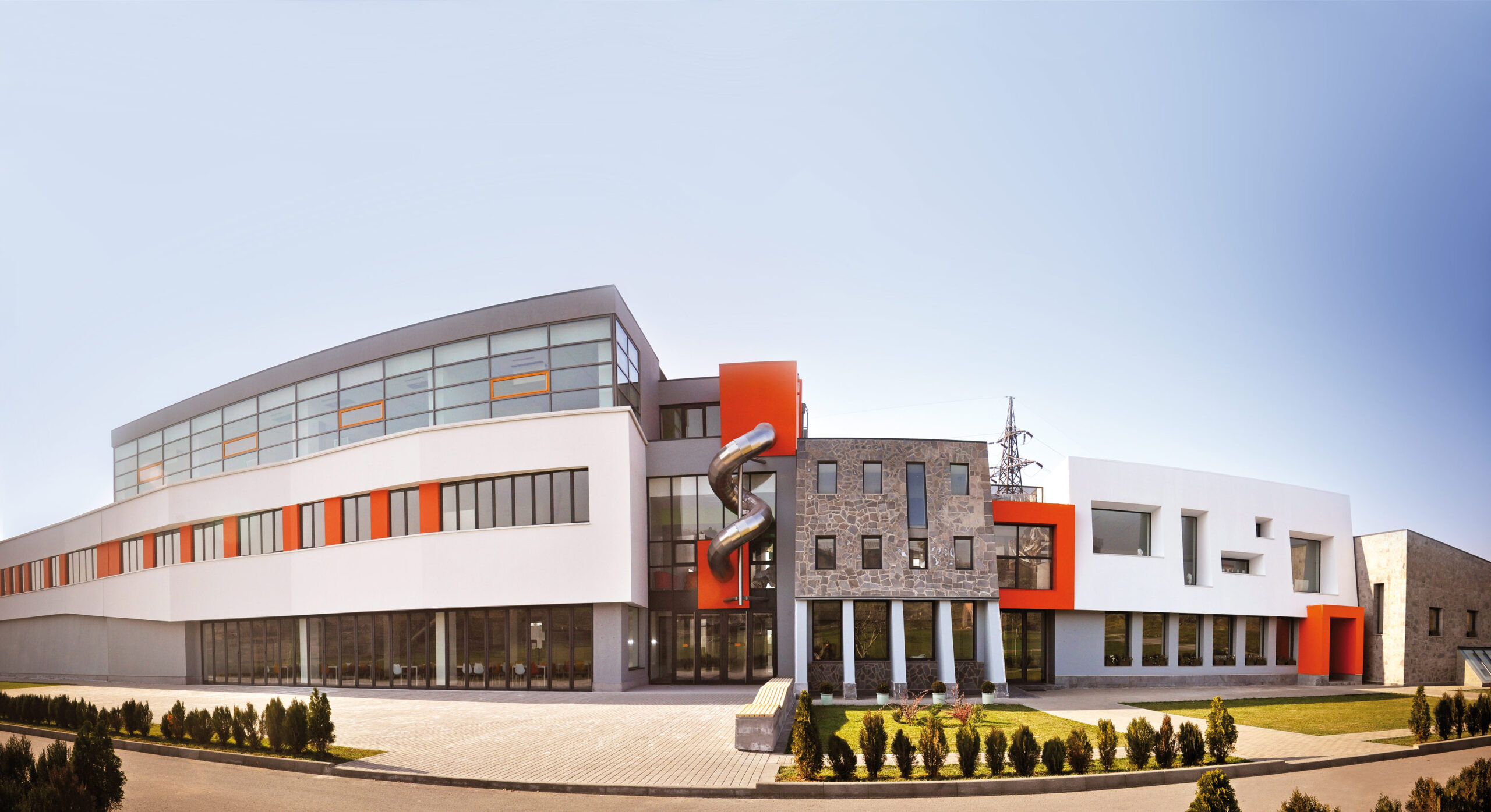 atlantics Edelstahlrutsche in der Ayb Schule Yerevan, Indoorrutsche, Tunnelrutsche