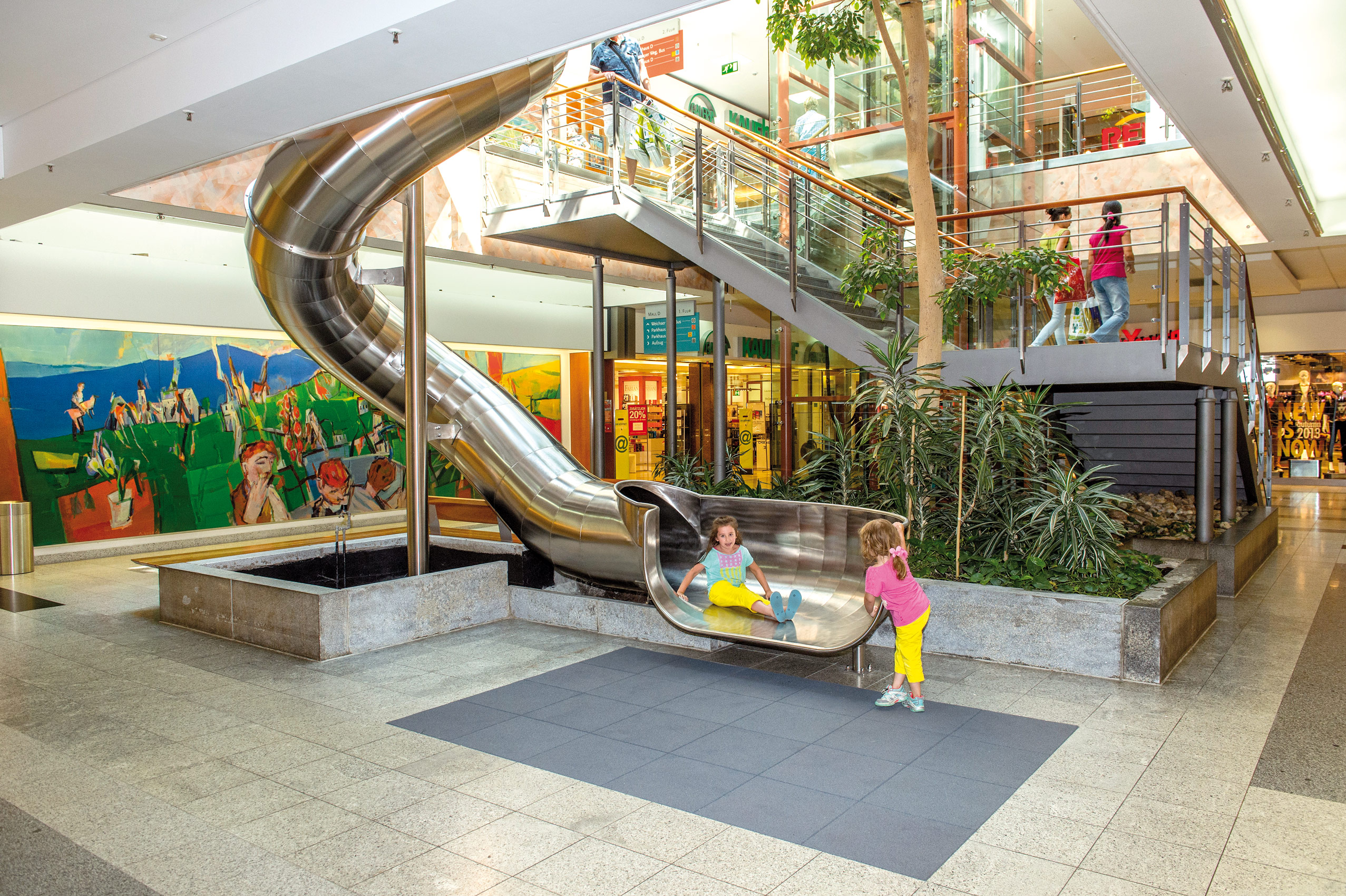 Kinder spass auf atlantics_edelstahlrutschen_einkaufszentrum_regensburg-bayern-_roehren_shoppingcenter_127343